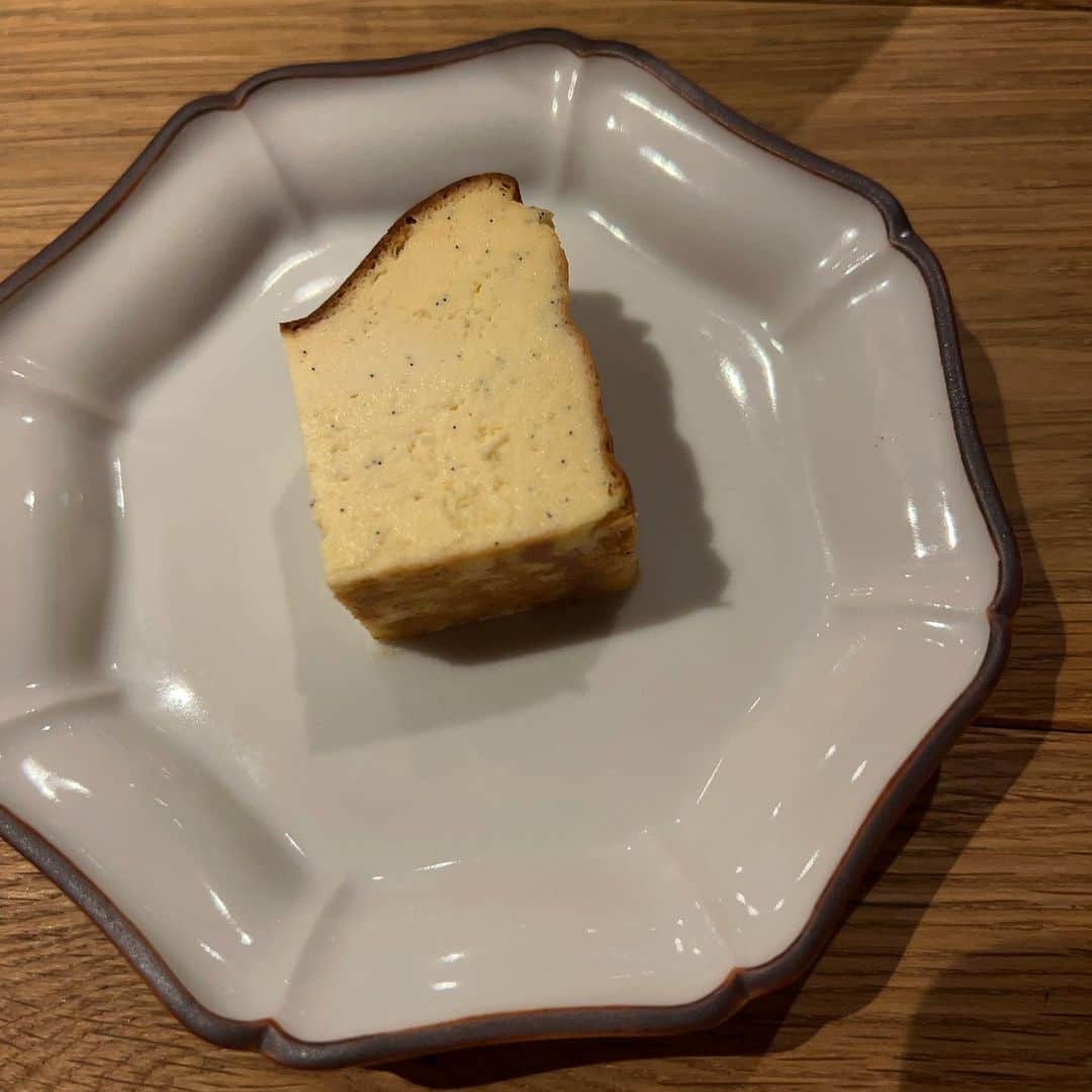 マツオモモコのインスタグラム：「. 特別な一切れ🧀 . . #cheesecake」