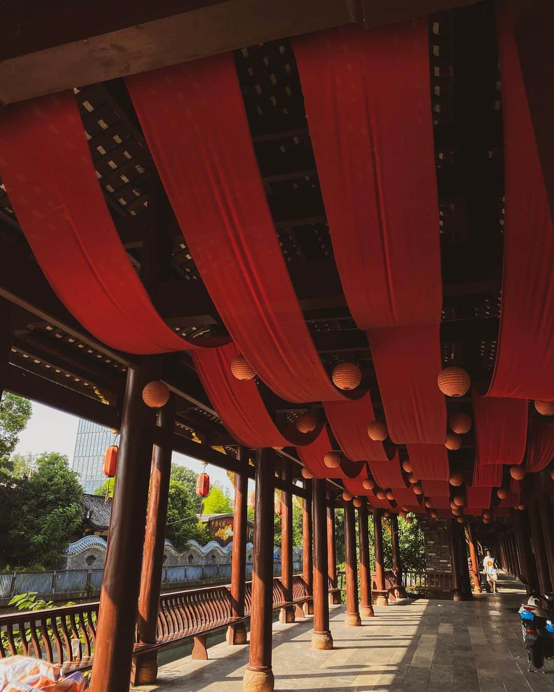 ルイス・タンさんのインスタグラム写真 - (ルイス・タンInstagram)「In the heart of Chengdu China, a deeply transformative experience in many ways. Thank you @templehousecdu for curating the perfect home.   #TheTempleHouse #TheHouseCollective #HousesNotHotels」8月23日 0時21分 - lewistanofficial