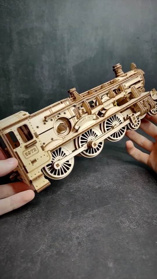 ダニエル・ラドクリフ（ファンアカウント）のインスタグラム：「Hogwarts Express train by @ugears  #harrypotter #hogwarts #wizard #wizardingworld #hogwartsexpress」