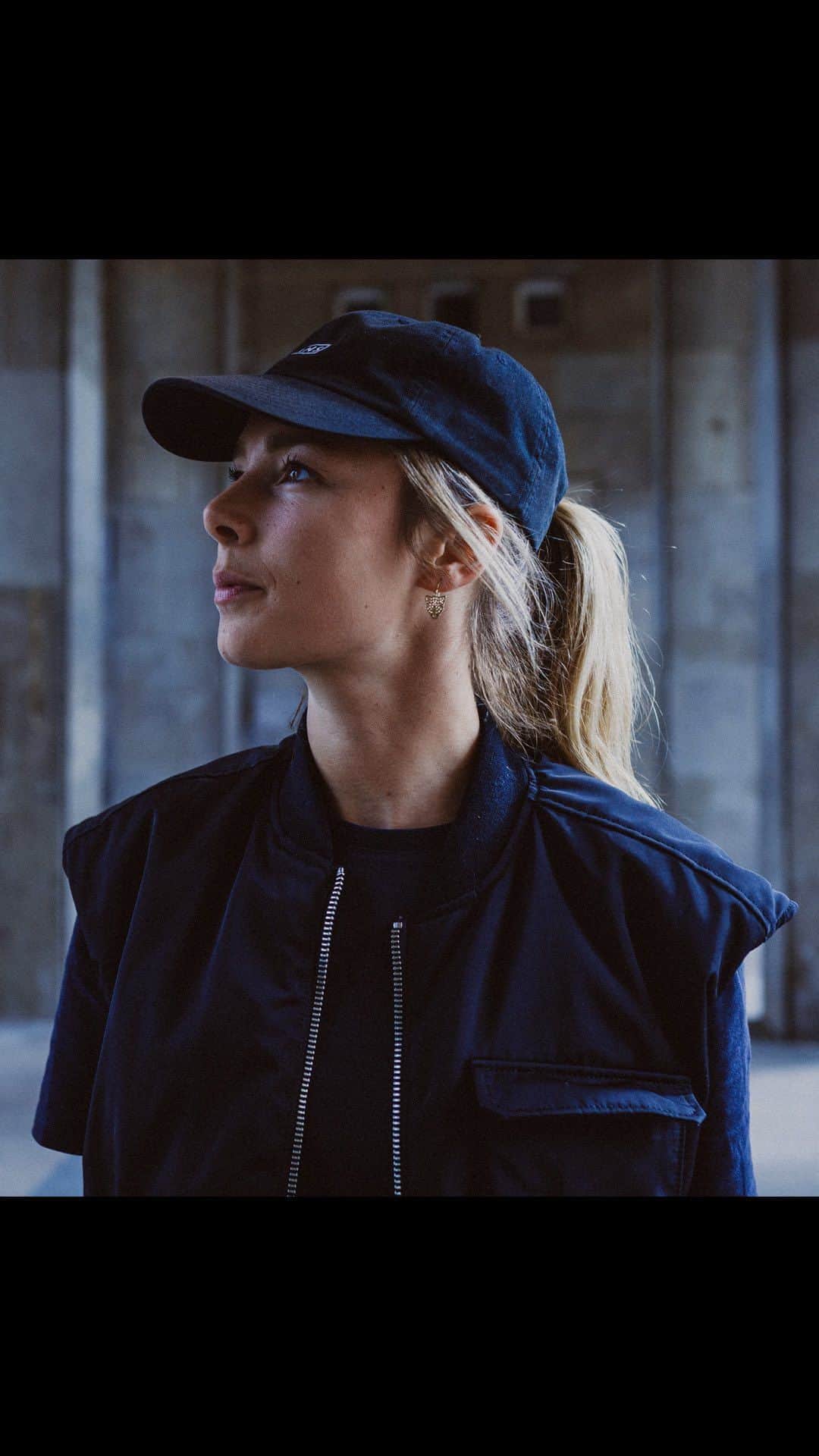 ELLE Germanyのインスタグラム：「Das erste Elle Live-Konzert auf Instagram – wir haben heute mit Sera über ihre Liebe zur Musik, Empowerment und Justin Bieber gesprochen. 🤍  @sera_i_am Credit: Frederike Van Der Straeten」