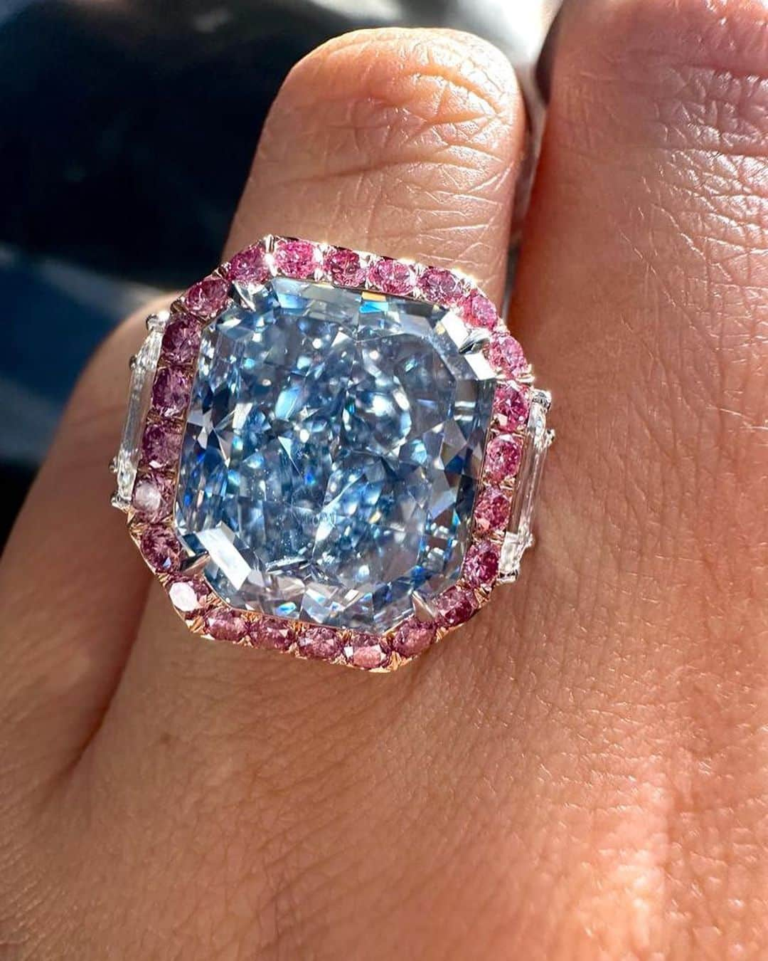 サザビーズさんのインスタグラム写真 - (サザビーズInstagram)「Blue diamond discoveries are few and far between, making these some of the rarest of all diamonds. A stunning 11.28 carat radiant-cut fancy vivid blue diamond named the Infinite Blue—one of the most irresistible diamonds to appear on the market—is coming to #SothebysHongKong this October.  The stand-alone single lot auction follows a series of record-breaking sales of rare blue diamonds at Sotheby’s, including the 15.10-carat De Beers Blue in 2022 and the stunning 11.16 carat Bulgari Laguna Blue in 2023. Stay tuned for more and mark your calendars for the live auction on 5 October. #SothebysJewels #BlueDiamond」8月23日 0時24分 - sothebys