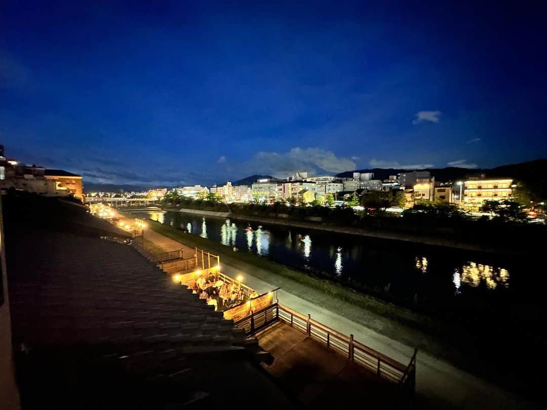 木山裕策さんのインスタグラム写真 - (木山裕策Instagram)「加茂川（鴨川）を見下ろす素敵な場所に連れて行っていただきました😍。夜景も最高でしたー🌃。」8月23日 0時25分 - kiyamayusaku