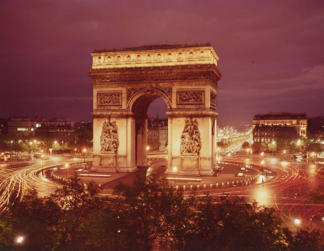 lifeのインスタグラム：「Photo of the Arc de Triomphe in Paris, France taken by LIFE photographer Eliot Elisofon for a series about great sites around the world, 1962.   Click the link in bio to see more photos from the City of Light! ✨  (📷 Eliot Elisofon/LIFE Picture Collection)   #LIFEMagazine #LIFEArchive #Paris #France #ArcdeTriomphe #TravelTuesday #EliotElisofon #1960s」