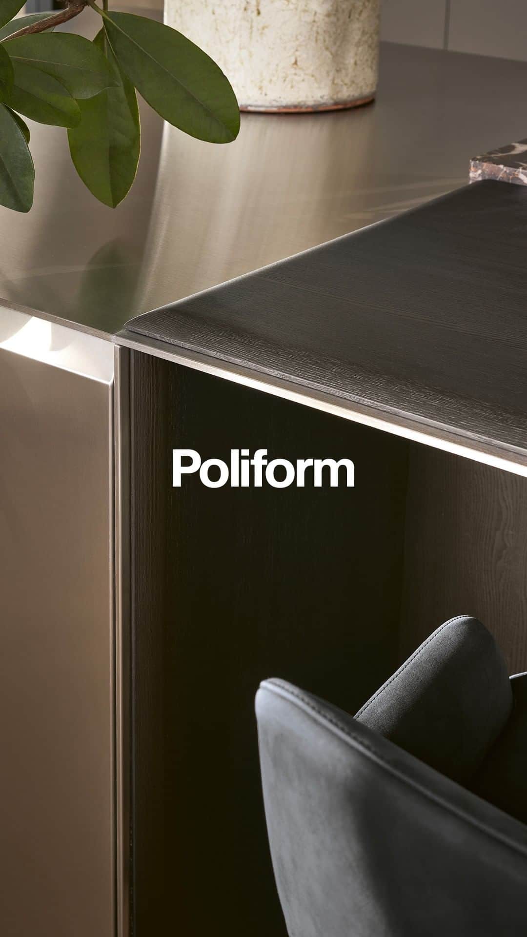 Poliform|Varennaのインスタグラム：「A beautiful and functional kitchen always brings people together. Discover Shape kitchen on poliform.com.  #poliform #design #madeinitaly #home #homedesign #living #poliformhome #poliformnews #poliformnovelties #poliformnewcollection #poliformkitchen #poliformkitchencollection #kitchen #kitchens #poliformshapekitchen #shapekitchen #poliforrmnewhome #poliformlifestyle」