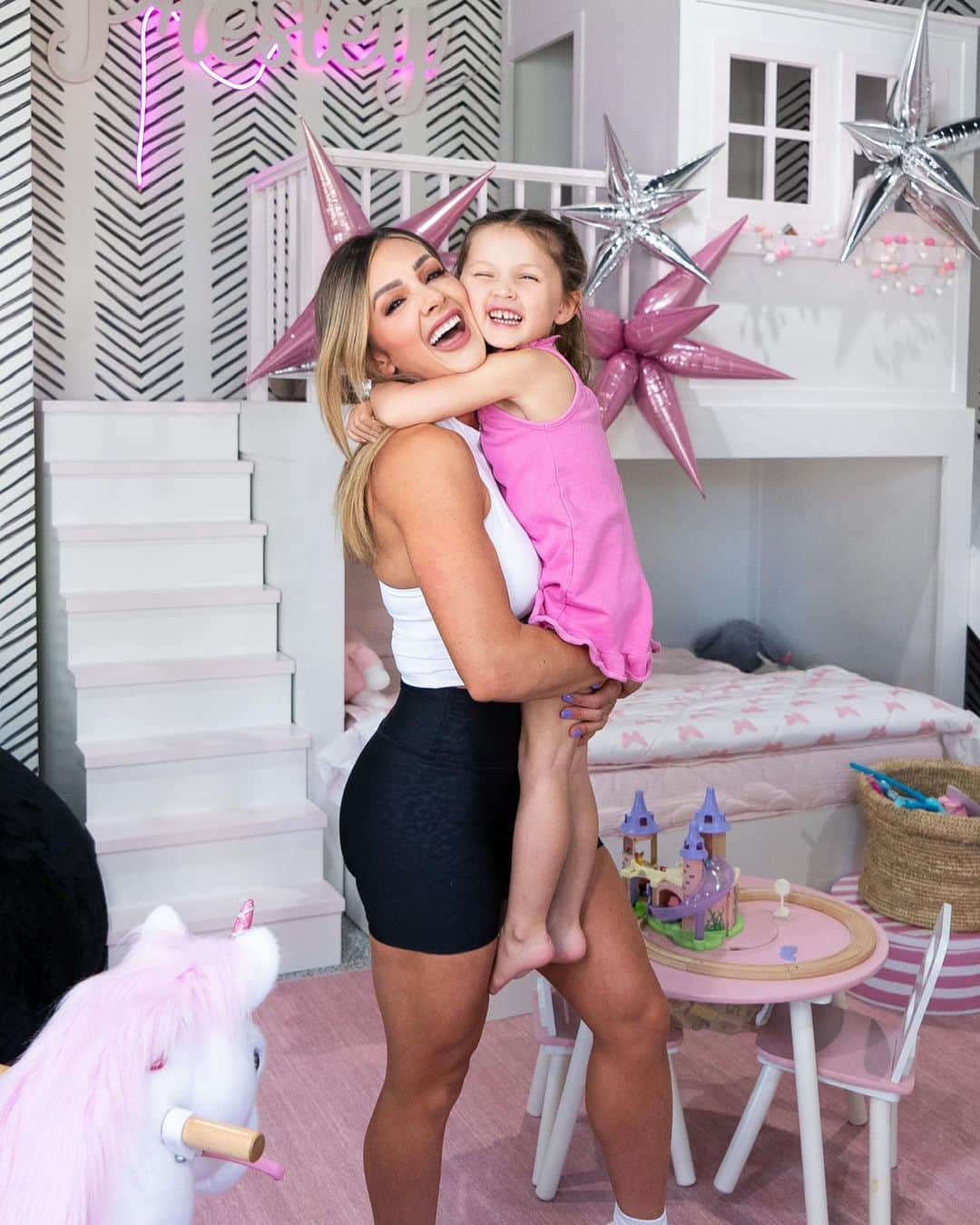 Paige Hathawayのインスタグラム：「When I think about baby two… sometimes I want a boy but then I think.. maybe I just want another girl! 💕 ….WHAT DO YOU HAVE?!」