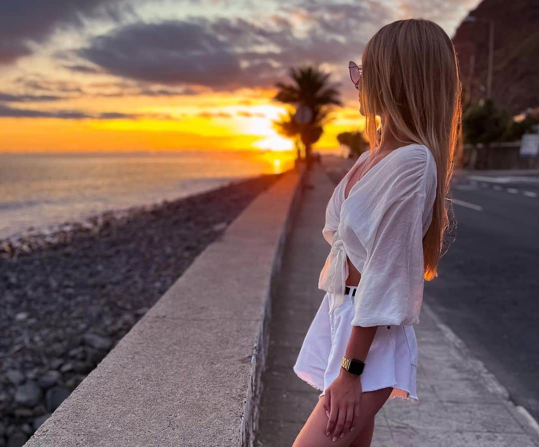 アガタ・クリゲルのインスタグラム：「Of course there had to be a sunset pic 💁🏼‍♀️」