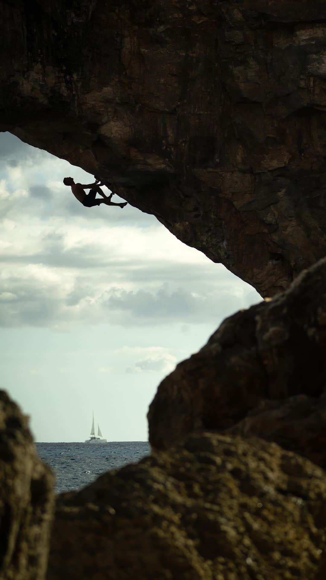 のインスタグラム：「First time sticking the dyno of Es Pontas after approximately 30 tries. What an unforgettable moment, so hype 😄 Full video „Mallorca’s Hardest Lines - Part 2“ dropping this Wednesday 3pm 💪🏻 • • Photo, video and hype by @misha.p_photography / @michael.piccolruaz 🫶 • • @mammut_swiss1862 @gloryfy_unbreakable @raiffeisentirol @lasportivagram @subaru_austria @thecrag_worldwide  #psicobloc #dws #deepwatersolo #climbing #rockclimbing #climbingvideo #extremesports #sportsvideos #athlete #mallorca #espontas」