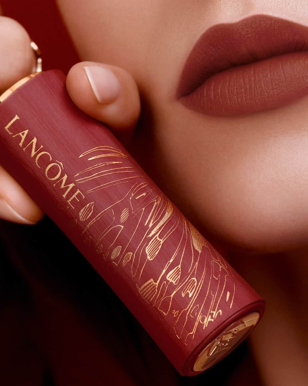 Lancôme Officialさんのインスタグラム写真 - (Lancôme OfficialInstagram)「Lancôme reveals a new limited edition of L’Absolu Rouge Drama Matte to celebrate this year’s Qixi festival. Discover the new shade 200, an exuberant earthy burgundy nude, created to elevate your makeup looks. #Lancome #LAbsoluRouge #Lipstick #LimitedEdition」8月23日 0時51分 - lancomeofficial