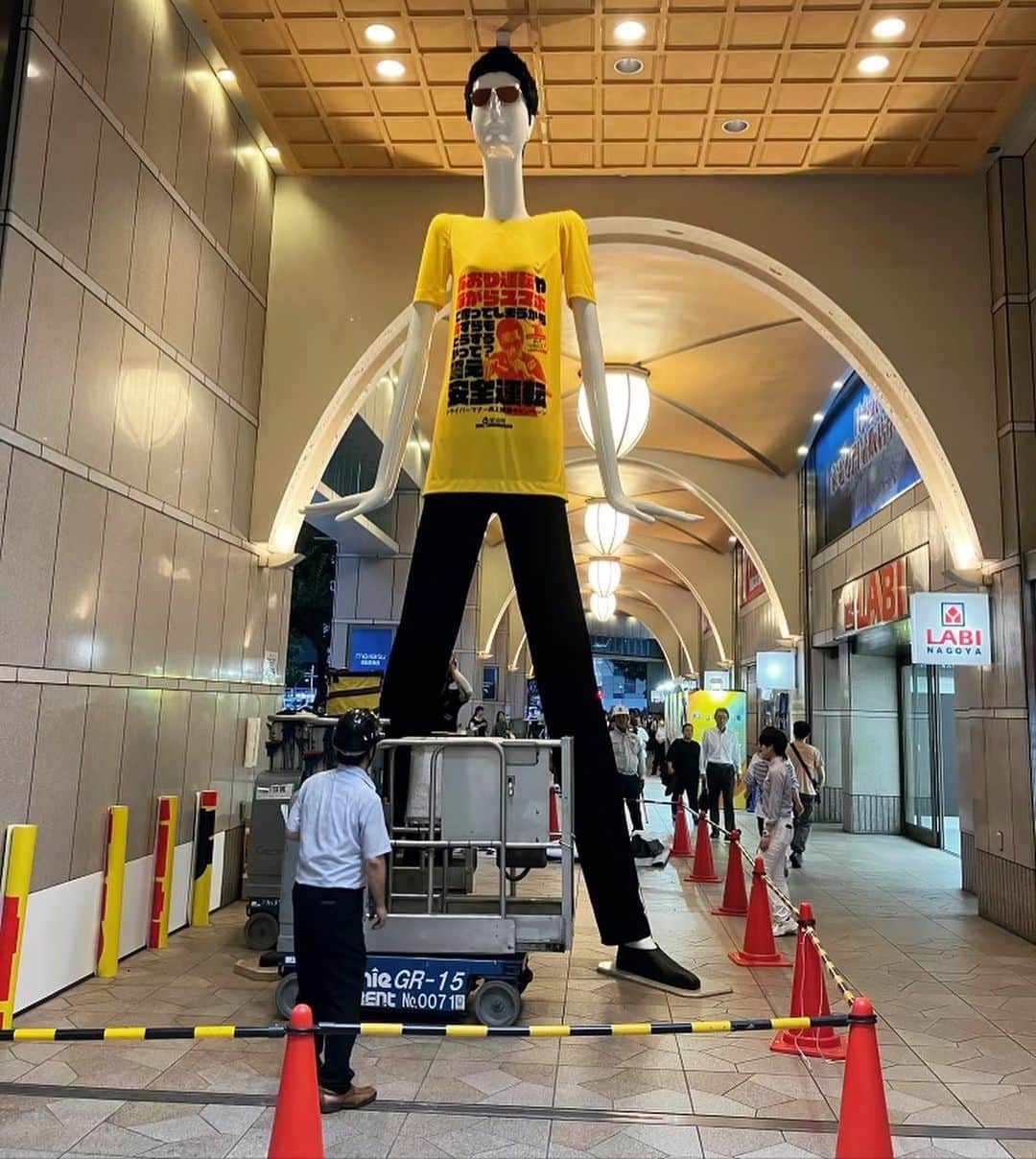 呂布カルマのインスタグラム：「今週金曜８月25日の昼間、名古屋駅ナナちゃん人形の足下で 「ドライバーマナ一推進向上キャンペーン」イベントに参加します。不屈の覚悟で免許再取得を果たした俺にぴったりのイベント。」