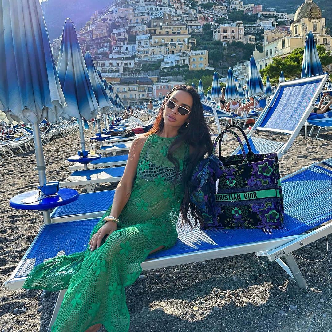 のインスタグラム：「you know you truly enjoyed your vacation when you barely looked at your phone all week🥹 the most amazing time in #positano with my favorite people🇮🇹🥰 I’m home now but I’ll be sharing our trip all week! Take me backkkkk🤌🏻」