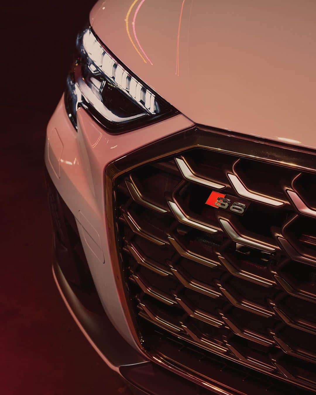 Audiさんのインスタグラム写真 - (AudiInstagram)「Open doors with a little red badge. Prestige and power with the #AudiS8​.   #Audi」8月23日 0時59分 - audi