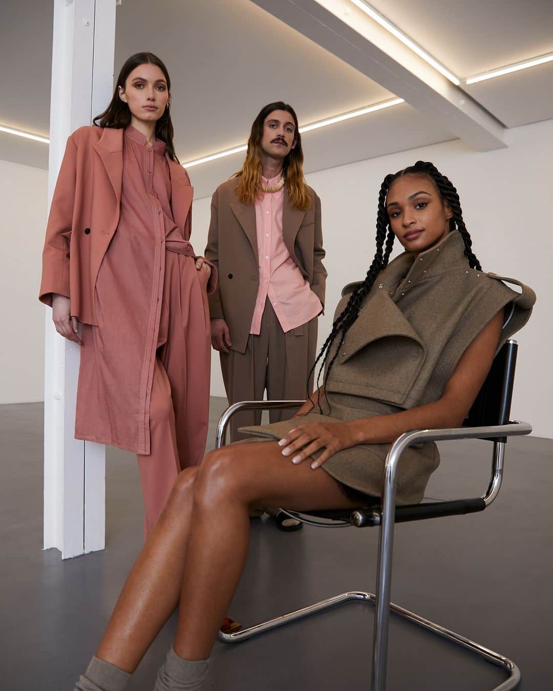 ヴァランティンゴティエのインスタグラム：「CABANE - Collection automne hiver 2023  Lieu d’invention et d’adaptabilité comme décrit par Henry David Thoreau qui revendique la puissance de l’individu à braver ce monde et à l’habiter autrement dans un refus poétique du conformisme ou par Marielle Macé dans son ouvrage Nos cabanes, cette collection est conçue comme un refuge aux tonalités sourdes, colorées et enveloppantes par les coupes et matières utilisées.   Place of invention and adaptability as described by Henry David Thoreau, who claims the power of the individual to defy this world and inhabit it differently in a poetic refusal of conformity, or by Marielle Macé in her work "Nos cabanes" (Our Cabins), this collection is conceived as a refuge with subdued, colorful, and enveloping tones through the cuts and materials used.  #valentinegauthier #fw23 #cabane #fallwinter」