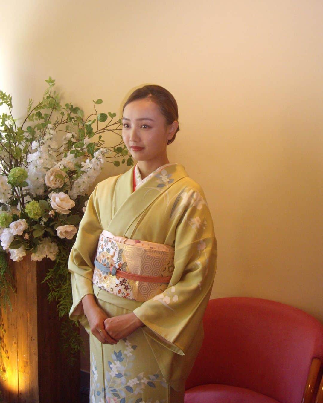 手島実優のインスタグラム：「二十年前にお母さんの妹ちゃんが着ていたお着物を結婚式で着てみたよ🌿半襟の刺繍も重ね襟のピンクもぜんぶすてき！」