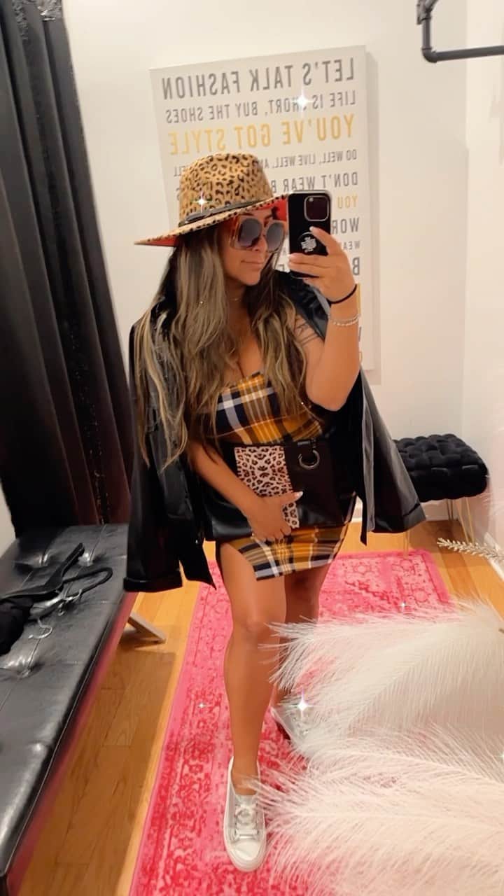 ニコール・ ポリッツィのインスタグラム：「MAWMA IS READY FOR FAWL 🍂🎃 @thesnookishop  #newarrivals #fallapparel #thesnookishop」