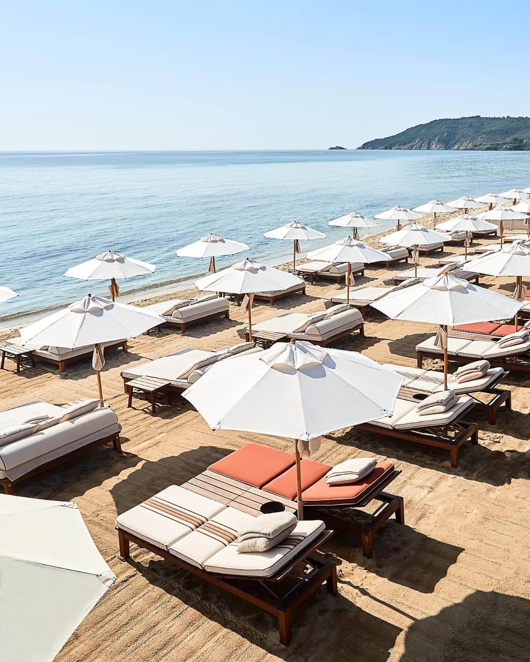 LVMHさんのインスタグラム写真 - (LVMHInstagram)「@loropiana takes on the French Riviera.​  Discover La Réserve à la Plage beach club & boutique.​  #LVMH #LoroPiana」8月23日 16時30分 - lvmh