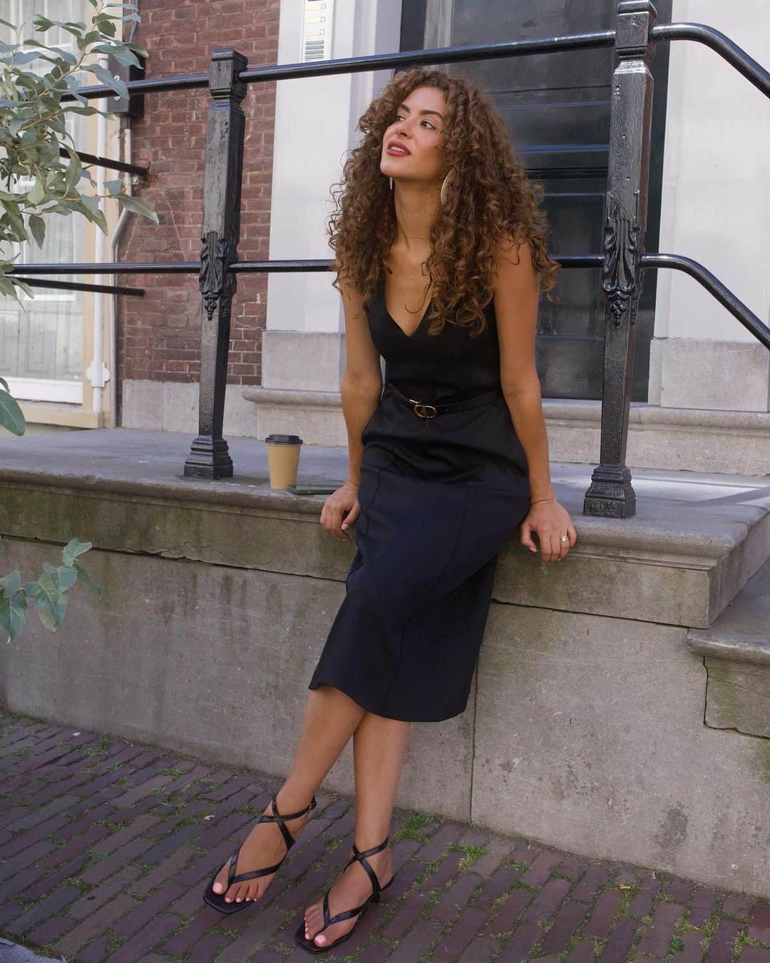 Sarah Angiusのインスタグラム：「In the city☕️」