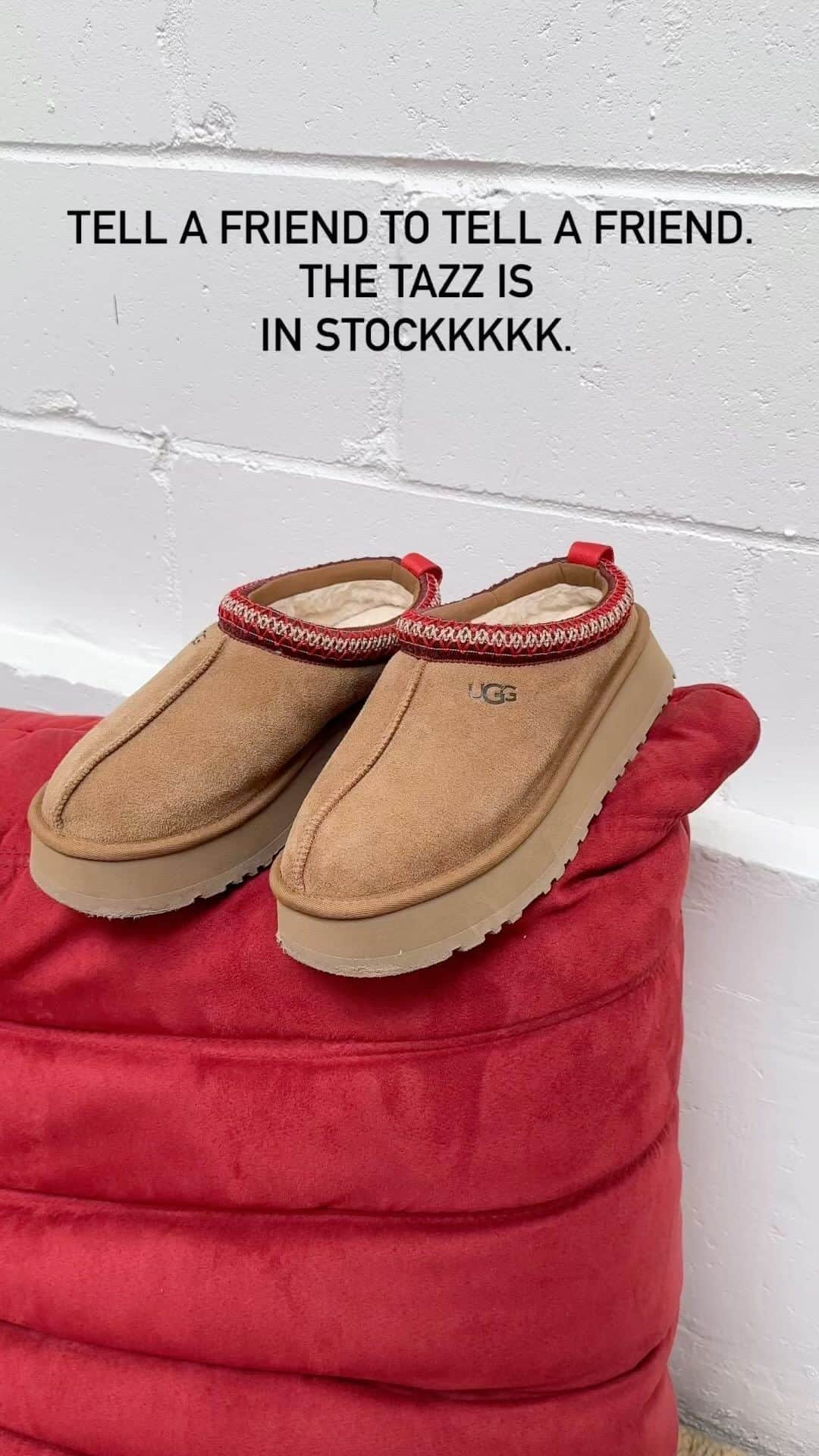 アグのインスタグラム：「Music to our ears: Back In Stock.  The Tazz in Chestnut is fully in stock on UGG.com US. See you there. 😉  🎥: @ofbecomingus   #UGG #FeelsLikeUGG」