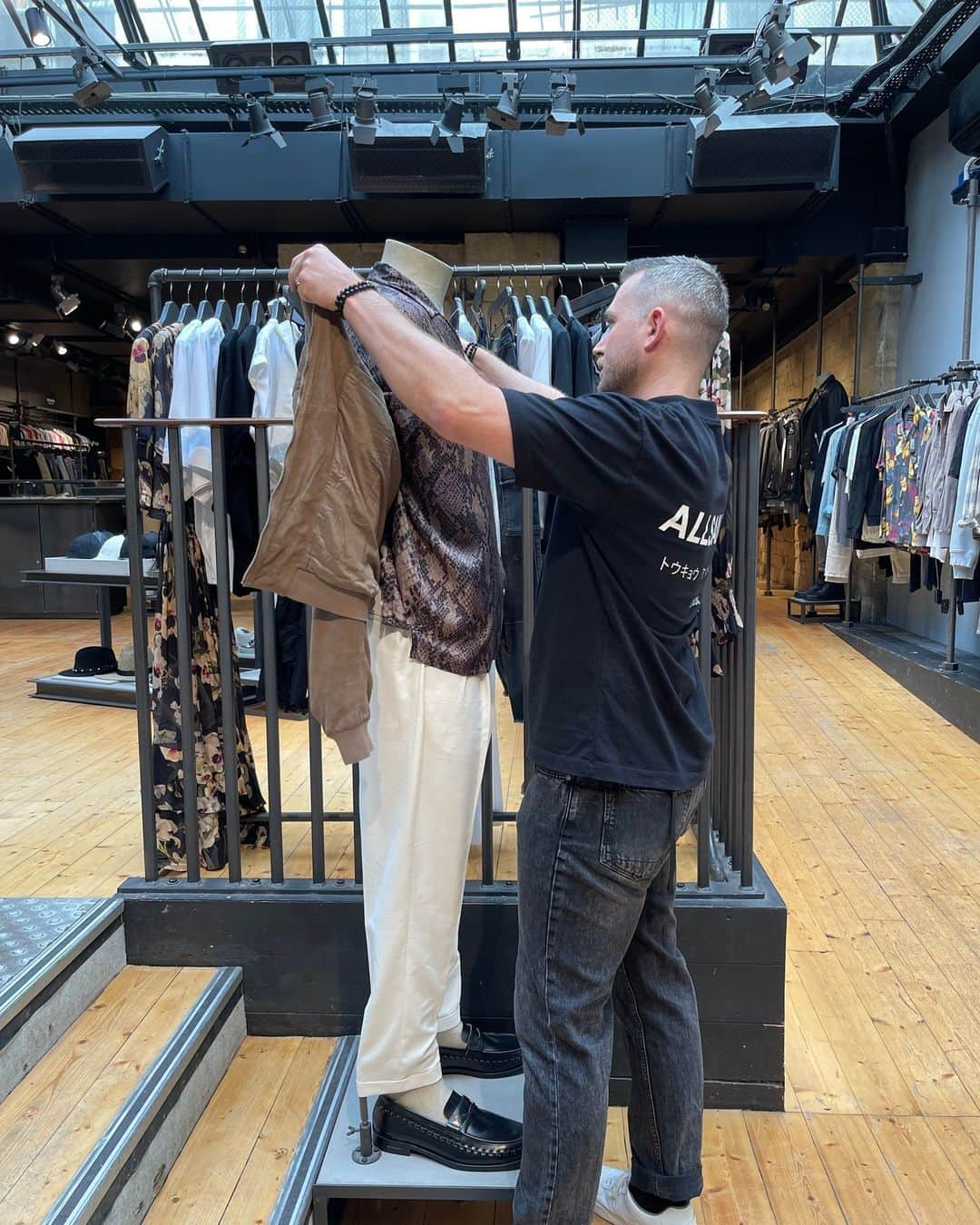 オールセインツさんのインスタグラム写真 - (オールセインツInstagram)「A day in our Paris store featuring three VIPs.」8月23日 2時00分 - allsaints