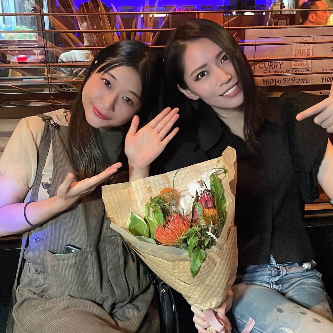ERYさんのインスタグラム写真 - (ERYInstagram)「先日8/16は誕生日でございまして、同じ誕生日のマツリちゃん @matsuriene と一緒に合同誕生日パーティーを開いてくれました！ なんて幸せ者なのでしょうか。 お盆の時期とは言え平日で、みんな忙しかっただろうに顔を出してくれたり、準備をしてくれたり、本当に本当に嬉しくて。 あまり写真を撮れていなかったのと撮ったけれど許可を取っていなかったのとで載せられる写真が少ないですが、雰囲気だけでも記録しておきます。  メッセージをくださった皆様もありがとうございました！ ひとつひとつ味わわせていただいております。活力です。 これからも頑張っていきます！  #誕生日 #birthdayparty  #8月16日」8月23日 1時23分 - bass_ery