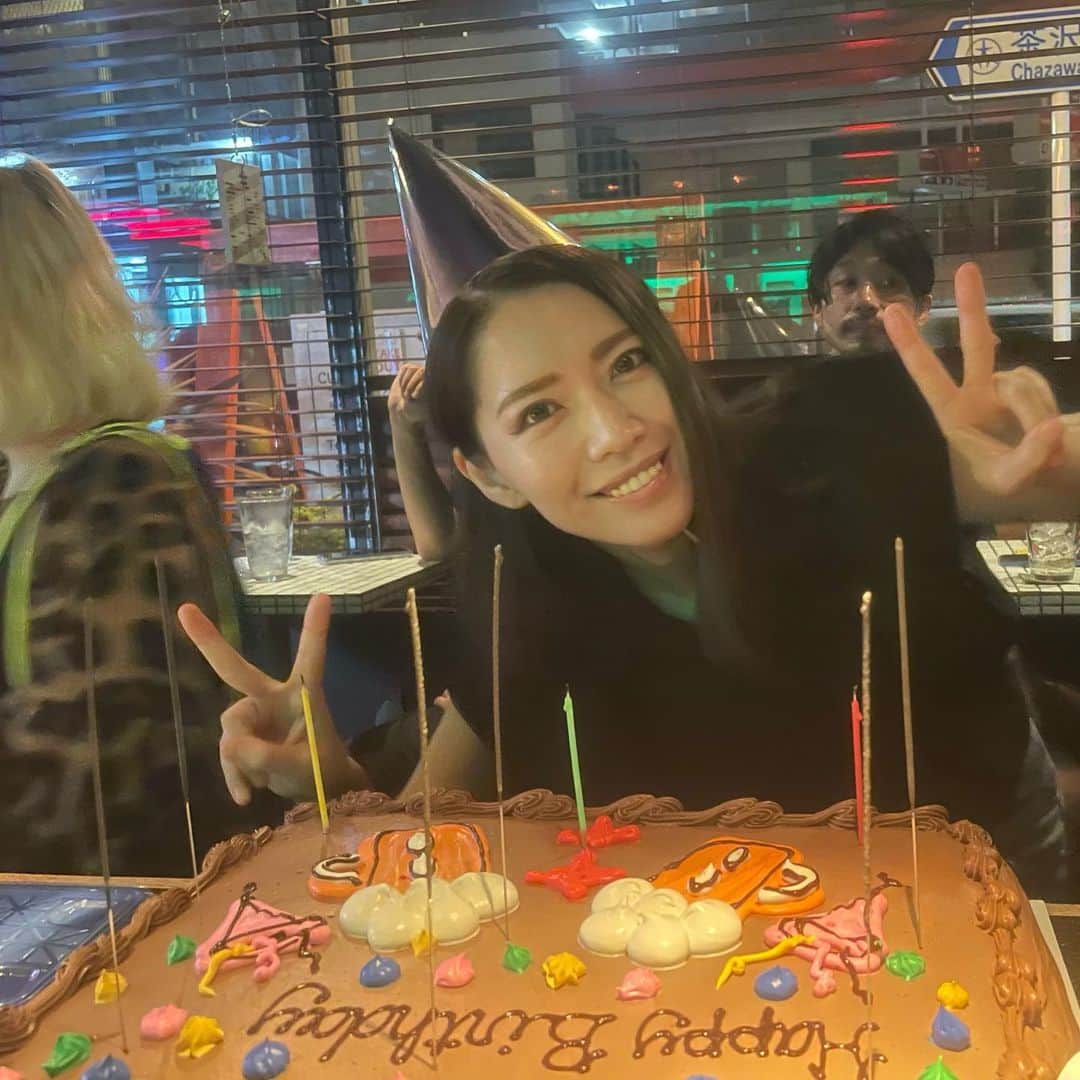 ERYさんのインスタグラム写真 - (ERYInstagram)「先日8/16は誕生日でございまして、同じ誕生日のマツリちゃん @matsuriene と一緒に合同誕生日パーティーを開いてくれました！ なんて幸せ者なのでしょうか。 お盆の時期とは言え平日で、みんな忙しかっただろうに顔を出してくれたり、準備をしてくれたり、本当に本当に嬉しくて。 あまり写真を撮れていなかったのと撮ったけれど許可を取っていなかったのとで載せられる写真が少ないですが、雰囲気だけでも記録しておきます。  メッセージをくださった皆様もありがとうございました！ ひとつひとつ味わわせていただいております。活力です。 これからも頑張っていきます！  #誕生日 #birthdayparty  #8月16日」8月23日 1時23分 - bass_ery