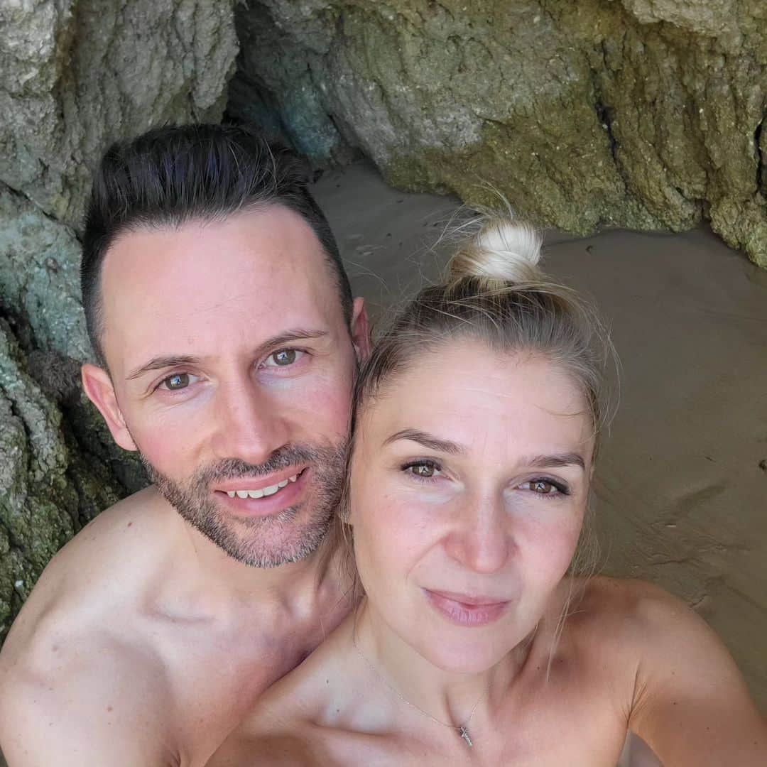 ジョアン・モンテイロのインスタグラム：「Thank you for the amazing week @dodean_daniela 👩‍❤️‍💋‍👨🏖🌅🛶🤳❤😘💫  #couple #couplegoals #couplelove #holiday #relax #love #soulmate #beach #pool」