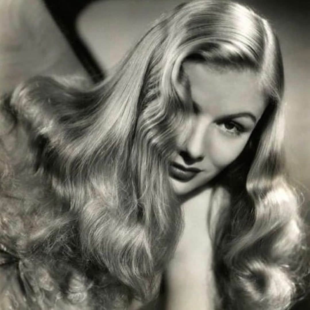 クロエ・セヴィニーのインスタグラム：「We ❤️ actresses #veronicalake and insta accounts that celebrate them.   NEW EP! Veronica Lake, known for her iconic hairdo & 1940s films but behind the scenes was a boozy loner #DeadBlondes ‬ Repost from @youmustrememberthis」