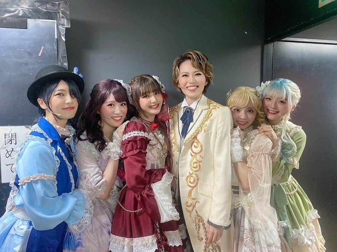 平井桃伽のインスタグラム：「teamBloomのみんなと飛龍さん桜葉博士っっ🫶💐  毎日毎日本当に幸せです もっともっとがんばるぞぉ‼︎ 休演日明けの24日、私のお誕生日はマチネはteam Ribbon ソワレはteam Bloomでみんなに会えるんです嬉しいぃぃ そしてお見送り会もあってすごくワクワクです♡ ぜひお時間ある方は観に来てくださいね♪ミュージカル初めての方でも絶対楽しめますっっ  グッズのペンライト本当に可愛いぃぃライブパートで皆さんが振ってくださるのがとても嬉しいのです🥺❤️  #neodoll #ドルミュ」