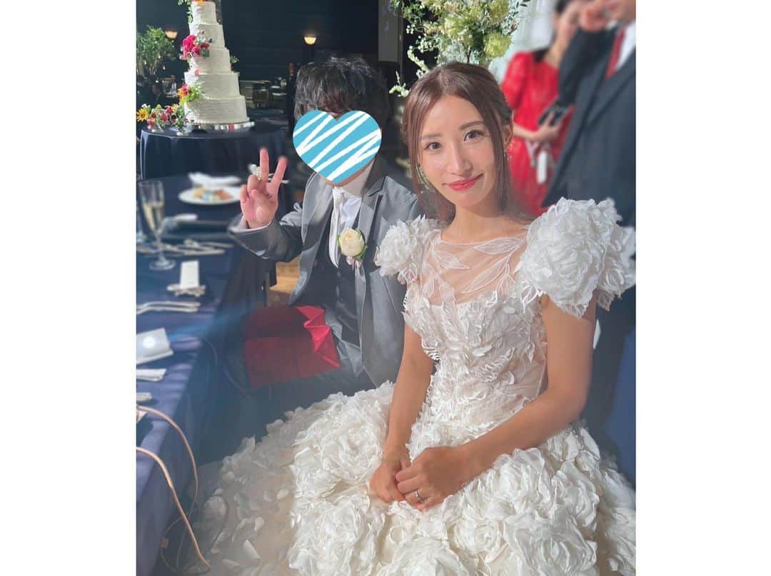 加藤雅美さんのインスタグラム写真 - (加藤雅美Instagram)「. 先日、SDN48メンバーの 光上せあらちゃん(@seara_chance )の 披露宴に参列させてもらいました☺️💐✨ . こだわりのウェディングドレスや お色直しも2回してどれも似合っていて 綺麗で可愛かった〜😍💕 ピンクのドレスはTWICEのSanaちゃんが 着用したものだとか💗✨羨ましい❣️ . ゲストを楽しませる映像、生バンド、 歌やダンス、子役を使った演出など 本当に豪華で華やかで楽しかった〜🥰 . せあらがこの日のために数年前に作ったという 歌もすごくじーんとして感動した😭😢❤️ 両親への手紙は涙なしでは聞けないほど 親子の絆を感じました🥲✨✨ . SDN48メンバーにも久しぶりに会えて プチ同窓会のようになって嬉しかったし、 ずっと会いたいと思っていた お子さんにも会えて癒されました👶💕 . お色直しで登場する際のフラッシュモブにも 参加させてもらいました💃🕺❤️ 楽しかった😆❣️声をかけてくれて 貴重な経験をさせてもらえて プロのダンサーの皆さんと ご一緒できてご縁にも感謝です🥰 . 旦那様とお子さんお2人にも フラッシュモブのリハーサルで お話しさせてもらったのですが、 優しくてお子さんもすごく可愛くて 本当に素敵な家族だなぁと思いました🥹❤️ 末永くお幸せにね🥰🫶💕 . お子様も一緒の素敵な披露宴で Happyな気持ちで１日過ごしました☺️💕 幸せのお裾分けをありがとう🫶💖 . #光上せあら ちゃん #ウエスティンホテル東京 #thewestintokyo #披露宴 #SDN48 #披露宴演出 #披露宴レポ #結婚式 #披露宴コーデ #結婚式コーデ #結婚式お呼ばれ #フラッシュモブ #ダンサー #友人の結婚式 #結婚式ドレス #韓国ドレス #幸せのおすそ分け #結婚式場 #東京ママ #weddingparty #happy #happywedding #子連れ披露宴 #friends #tokyo #japan #恵比寿 #me #followme #加藤雅美」8月23日 1時42分 - mamikato97