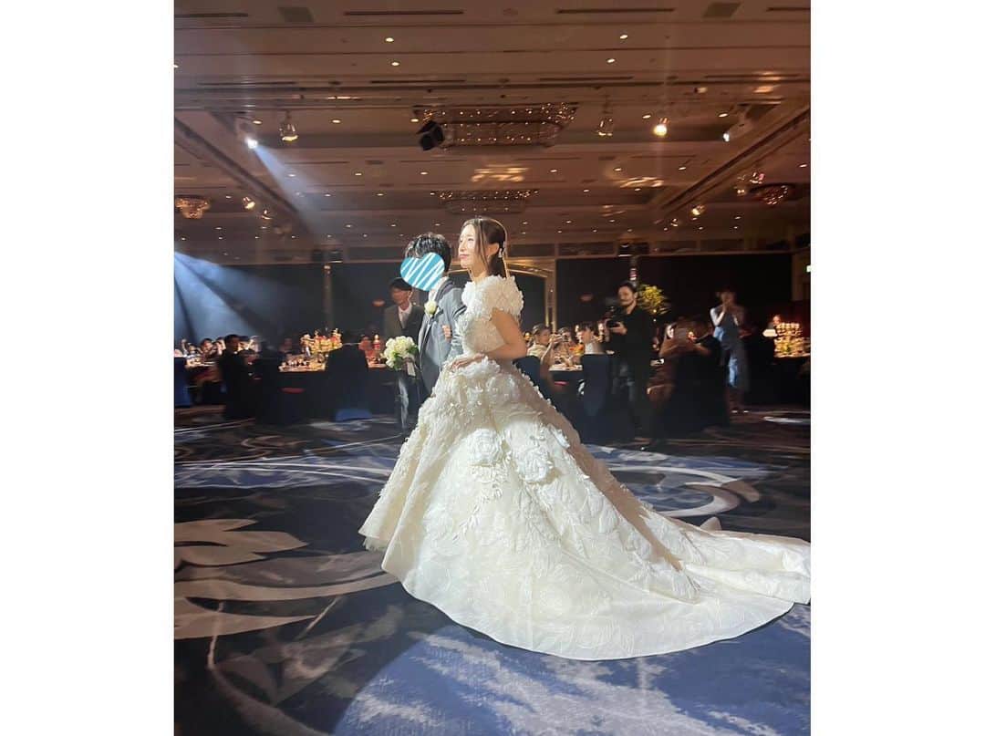 加藤雅美さんのインスタグラム写真 - (加藤雅美Instagram)「. 先日、SDN48メンバーの 光上せあらちゃん(@seara_chance )の 披露宴に参列させてもらいました☺️💐✨ . こだわりのウェディングドレスや お色直しも2回してどれも似合っていて 綺麗で可愛かった〜😍💕 ピンクのドレスはTWICEのSanaちゃんが 着用したものだとか💗✨羨ましい❣️ . ゲストを楽しませる映像、生バンド、 歌やダンス、子役を使った演出など 本当に豪華で華やかで楽しかった〜🥰 . せあらがこの日のために数年前に作ったという 歌もすごくじーんとして感動した😭😢❤️ 両親への手紙は涙なしでは聞けないほど 親子の絆を感じました🥲✨✨ . SDN48メンバーにも久しぶりに会えて プチ同窓会のようになって嬉しかったし、 ずっと会いたいと思っていた お子さんにも会えて癒されました👶💕 . お色直しで登場する際のフラッシュモブにも 参加させてもらいました💃🕺❤️ 楽しかった😆❣️声をかけてくれて 貴重な経験をさせてもらえて プロのダンサーの皆さんと ご一緒できてご縁にも感謝です🥰 . 旦那様とお子さんお2人にも フラッシュモブのリハーサルで お話しさせてもらったのですが、 優しくてお子さんもすごく可愛くて 本当に素敵な家族だなぁと思いました🥹❤️ 末永くお幸せにね🥰🫶💕 . お子様も一緒の素敵な披露宴で Happyな気持ちで１日過ごしました☺️💕 幸せのお裾分けをありがとう🫶💖 . #光上せあら ちゃん #ウエスティンホテル東京 #thewestintokyo #披露宴 #SDN48 #披露宴演出 #披露宴レポ #結婚式 #披露宴コーデ #結婚式コーデ #結婚式お呼ばれ #フラッシュモブ #ダンサー #友人の結婚式 #結婚式ドレス #韓国ドレス #幸せのおすそ分け #結婚式場 #東京ママ #weddingparty #happy #happywedding #子連れ披露宴 #friends #tokyo #japan #恵比寿 #me #followme #加藤雅美」8月23日 1時42分 - mamikato97