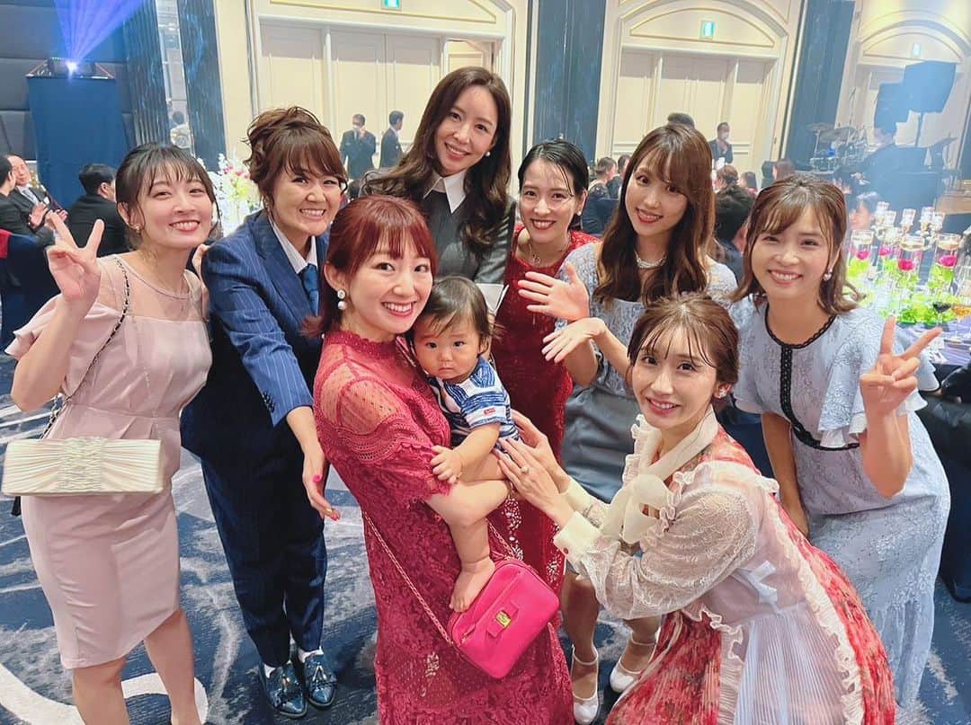 加藤雅美さんのインスタグラム写真 - (加藤雅美Instagram)「. 先日、SDN48メンバーの 光上せあらちゃん(@seara_chance )の 披露宴に参列させてもらいました☺️💐✨ . こだわりのウェディングドレスや お色直しも2回してどれも似合っていて 綺麗で可愛かった〜😍💕 ピンクのドレスはTWICEのSanaちゃんが 着用したものだとか💗✨羨ましい❣️ . ゲストを楽しませる映像、生バンド、 歌やダンス、子役を使った演出など 本当に豪華で華やかで楽しかった〜🥰 . せあらがこの日のために数年前に作ったという 歌もすごくじーんとして感動した😭😢❤️ 両親への手紙は涙なしでは聞けないほど 親子の絆を感じました🥲✨✨ . SDN48メンバーにも久しぶりに会えて プチ同窓会のようになって嬉しかったし、 ずっと会いたいと思っていた お子さんにも会えて癒されました👶💕 . お色直しで登場する際のフラッシュモブにも 参加させてもらいました💃🕺❤️ 楽しかった😆❣️声をかけてくれて 貴重な経験をさせてもらえて プロのダンサーの皆さんと ご一緒できてご縁にも感謝です🥰 . 旦那様とお子さんお2人にも フラッシュモブのリハーサルで お話しさせてもらったのですが、 優しくてお子さんもすごく可愛くて 本当に素敵な家族だなぁと思いました🥹❤️ 末永くお幸せにね🥰🫶💕 . お子様も一緒の素敵な披露宴で Happyな気持ちで１日過ごしました☺️💕 幸せのお裾分けをありがとう🫶💖 . #光上せあら ちゃん #ウエスティンホテル東京 #thewestintokyo #披露宴 #SDN48 #披露宴演出 #披露宴レポ #結婚式 #披露宴コーデ #結婚式コーデ #結婚式お呼ばれ #フラッシュモブ #ダンサー #友人の結婚式 #結婚式ドレス #韓国ドレス #幸せのおすそ分け #結婚式場 #東京ママ #weddingparty #happy #happywedding #子連れ披露宴 #friends #tokyo #japan #恵比寿 #me #followme #加藤雅美」8月23日 1時42分 - mamikato97