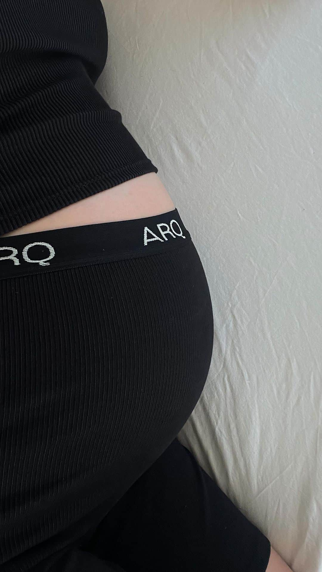 レイア・ゴールドクールのインスタグラム：「New @shoparq styles have arrived 🥰 & they’re cozy enough for this 3rd trimester bump 🤌🏼」