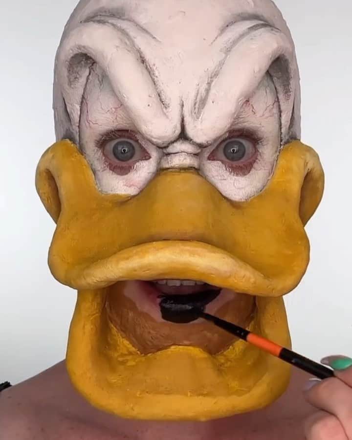 StreetArtGlobeのインスタグラム：「The stuff of nightmares… 😳 Halloween makeup prep with @hollymurraymakeup」