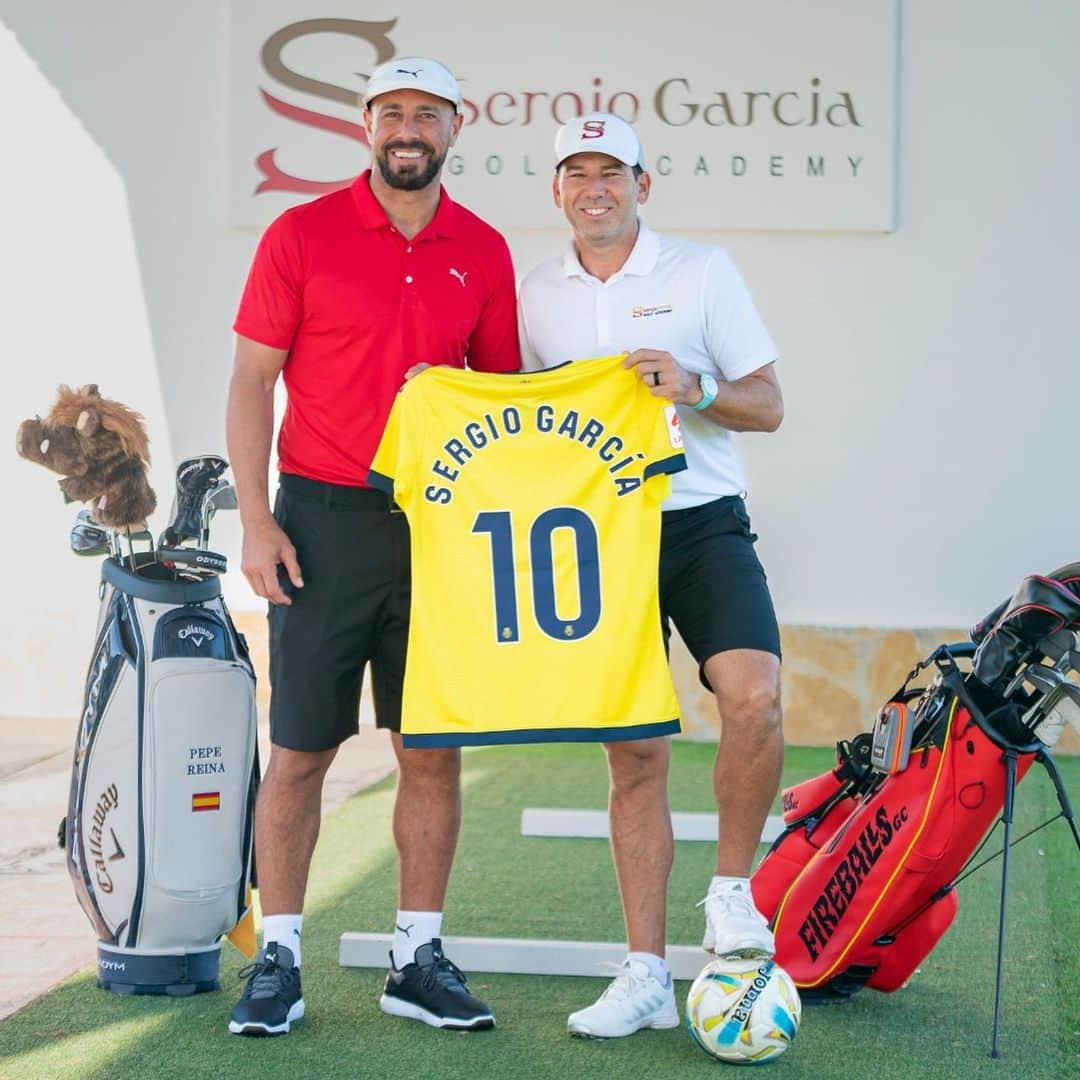 ホセ・マヌエル・レイナのインスタグラム：「Lujazo poder compartir este día con @thesergiogarcia y su @sergio_garcia_golf_academy. Diversión y aprendizaje a partes iguales. Eso sí, le di algunos consejos de última hora sobre su swing... y ahora, son todo hoyos en uno y berdies 😂⛳🎩」