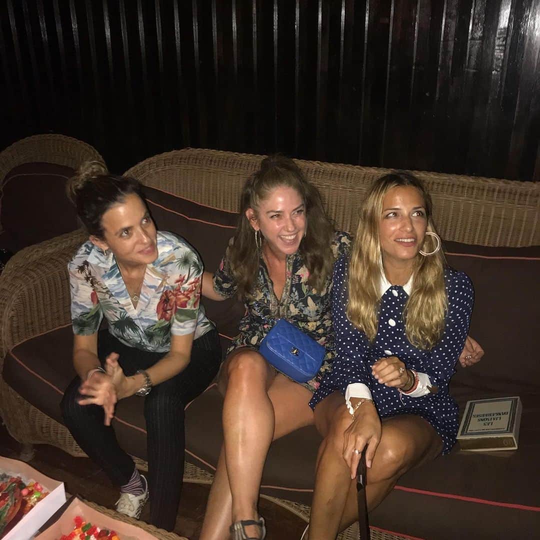 サマンサ・ロンソンのインスタグラム：「Happy Birthday @brooklyngirlc. So happy we get to be birthday besties and I’m so grateful for you and our friendship all the other days of the year. You are a role model and an inspiration for all of us. No one cares more and gives less fucks at the same time. You are a true gift and anyone who gets to know you is luckier for it. Love you and your babies and your light. Xxxx hope this year is filled with love, health, happiness and anything else you could dream of. You sure do deserve it. ❤️❤️❤️❤️ also, you’re so pretty.」