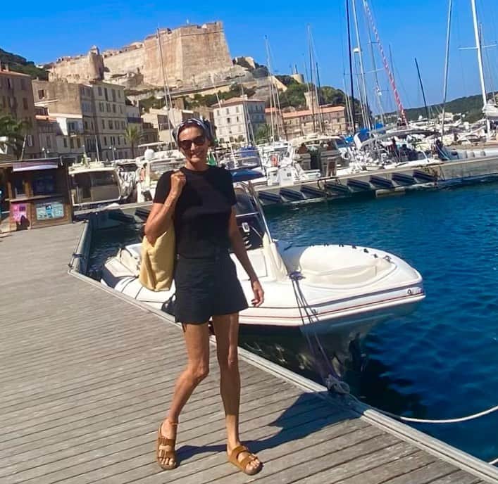 イネス・ド・ラ・フレサンジュのインスタグラム：「« Oh c’est bien les vacances ! » comme dit Kierkegaard… #iledebeaute #Bonifacio #Corse #picture @denis.olivennes」