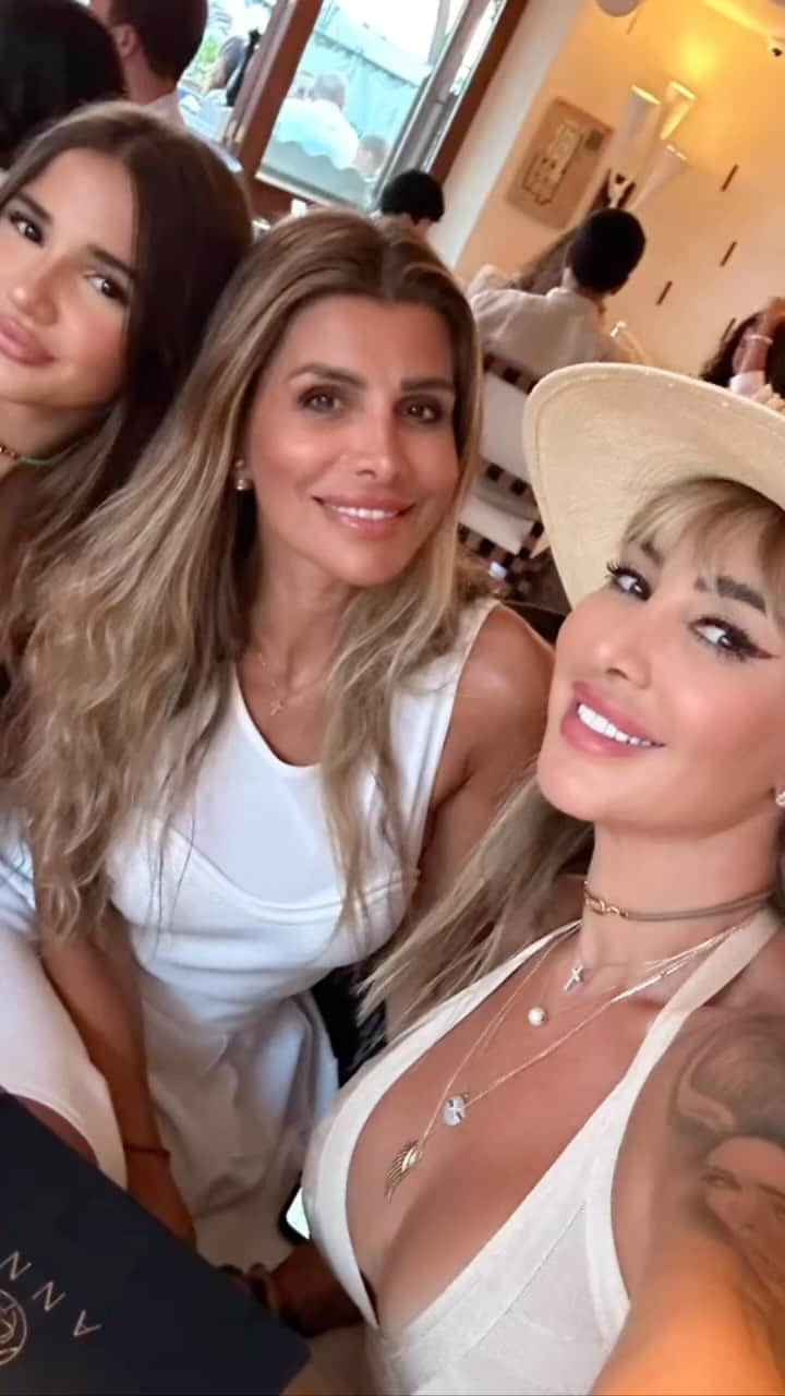 ジョエル・マーディニアンのインスタグラム：「FROM ANNA WITH LOVE ❤️   @ellakaddoura @elizazaccour @zainz_clozet #love #summer #joellemardinian #جويل #جويل_مردينيان #جويل_ماردينيان」