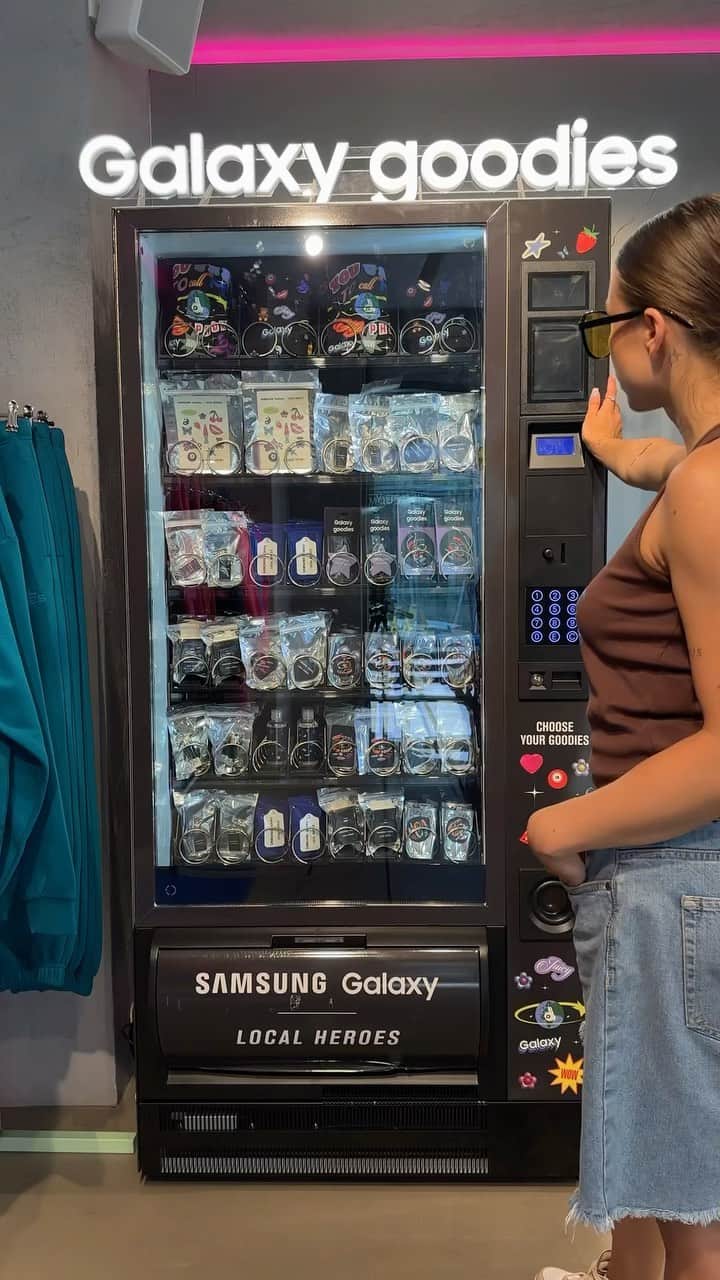 LOCAL HEROESのインスタグラム：「U want some GALAXY GOODIES? 💡Wpadnij do naszego @localheroesstore_warsaw zrób zakupy za min 250 PLN i zgarnij cool stuff z Vending Machine LH X SAMSUNG GALAXY! 🛒  P.S 1 PARAGON = ŻETON 🪙」