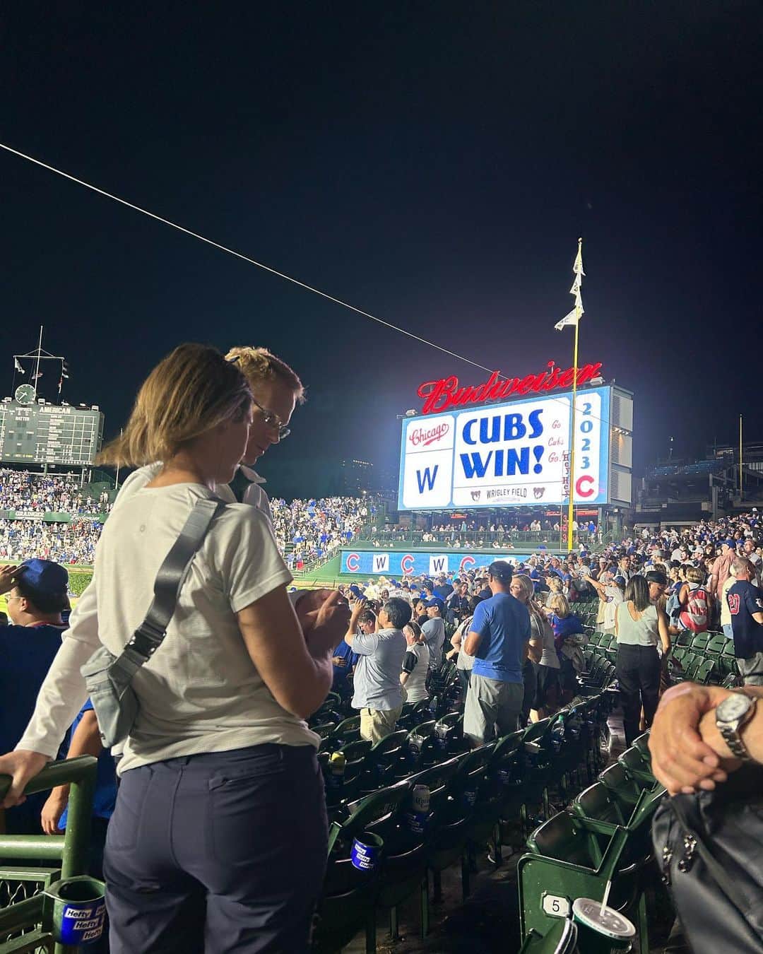 渋佐和佳奈さんのインスタグラム写真 - (渋佐和佳奈Instagram)「【#渋佐和佳奈のシカゴ便り🕊 102】  またまた来てしまいましたカブスの本拠地リグレーフィールド🌟  Cubs vs Whitesox のシカゴダービー、 通称「#ウィンディシティシリーズ」へ🏟️⚾️！！！！！ 試合開始前の球場周辺から、 ファンの人たちの応援の熱量はいつも以上🔥🔥🔥  試合も最高の展開に…！！！！！  #カブス が#morel 選手の#逆転サヨナラホームラン で締めくくり、なんとも劇的な勝利をおさめました！！！！！！ もう球場のカブスファンは大盛り上がり…！(動画２枚目)  あの瞬間は私も大興奮でした❣️ カブスは現在、ナショナルリーグ、中地区2位！ プレーオフ進出なるか…！！注目です❤️‍🔥✨  #chicagocubs #mlb #baseball #seiyasuzuki #suzukiseiya #鈴木誠也 選手 #wrigleyfield #⚾️ #アメリカ在住 #アメリカ生活  #アメリカ暮らし #シカゴ在住 #シカゴ #シカゴ生活 #シカゴ暮らし #usa🇺🇸 #Chicago #chicagogram  #アナウンサー  #リポーター #シカゴ在住アナウンサー #announcer #reporter #渋佐和佳奈 #wakanashibusa」8月23日 2時03分 - shibusa_wakana
