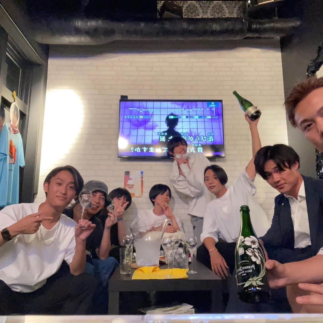 玉元風海人さんのインスタグラム写真 - (玉元風海人Instagram)「2023/08/22  株式会社TMS設立1周年！  早いね〜。 1年目にしてもんてぃーの店舗化 @bar_monz_tokyo の営業ができた事は凄く大きく  お陰様で僕の目標も一つ叶い 一歩二歩と前進できました。  また、@spicecurry35 では、出店のほかケータリング事業も拡大する事ができ、今後ともこちらも期待ができそうです。  来年は、これらに加えてまた別の大きな事業を進めていこうと準備をしています  今よりさらに、時間と労力、人員が必要となり、僕の古くからの友人たちも、次々と参入してくるでしょう笑  引き続き、振付/演出は進めてまいりますのでご安心を。  2年目も皆さんよろしくです😊  楽しみやなん」8月23日 2時12分 - tamamon_haha_gram