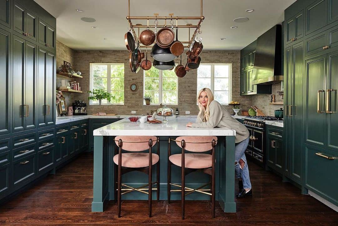 アシュレイ・ベンソンのインスタグラム：「🤍 @archdigest @nicolegordonstudio @sheftfarrace @jennapeffley」