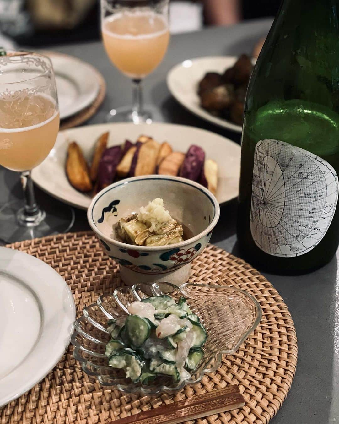 真藤舞衣子のインスタグラム：「リクエストでお芋２種🥔🍠揚げて笑 甲州の泡と一緒にね。 この泡、多分最速で吹きこぼれないように抜栓できると自負してる笑　(今回ちょっと吹いたけど)  あとは焼き茄子と胡瓜と海老と鯛の塩糀胡麻酢和えにサカエヤさんの牛しゃぶ蕪蒸しあんかけ。  #発酵美人になりませう #塩糀　#ワイン」