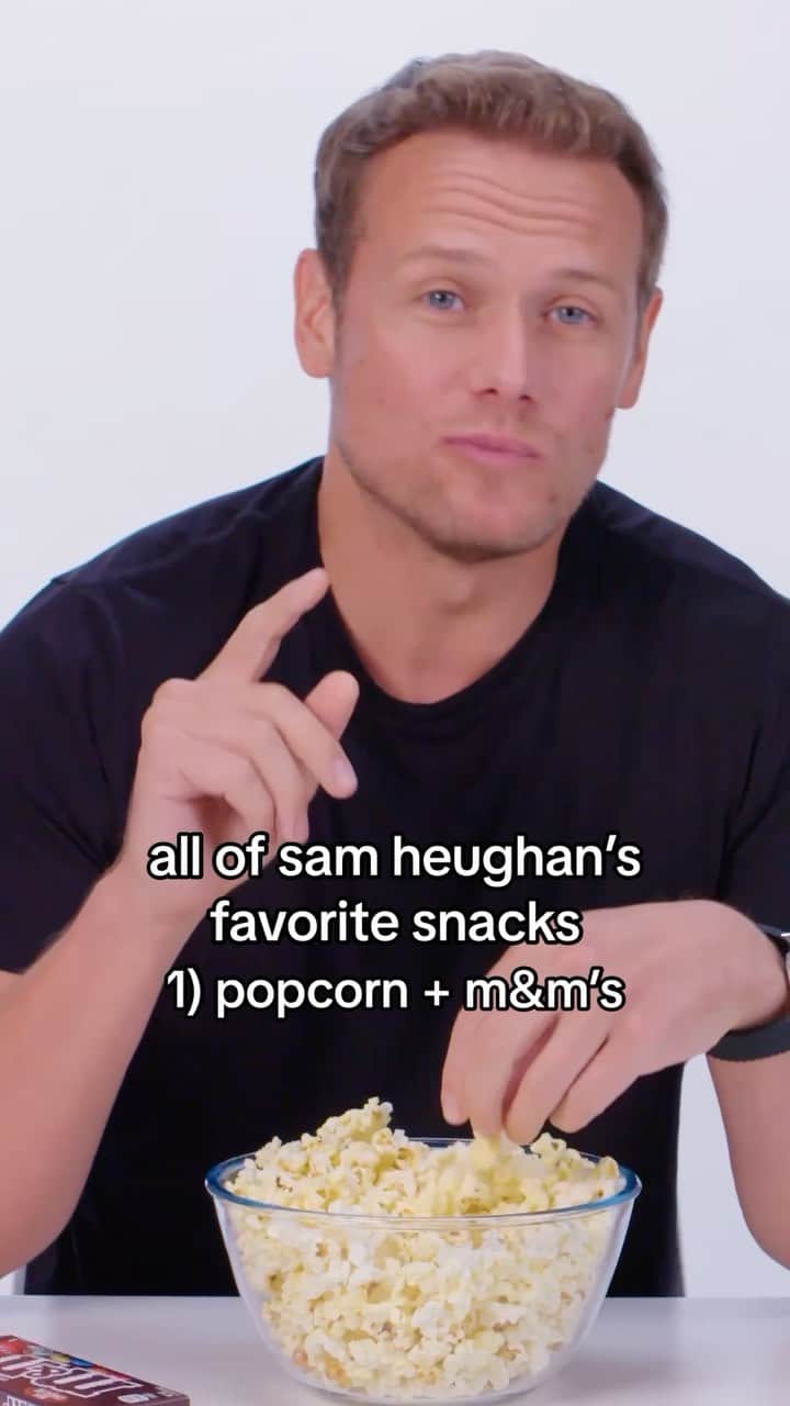 サム・ヒューアンのインスタグラム：「All of @samheughan’s favorite snacks 🍿🍪  Watch the full episode of #SNACKED via the link in bio.」