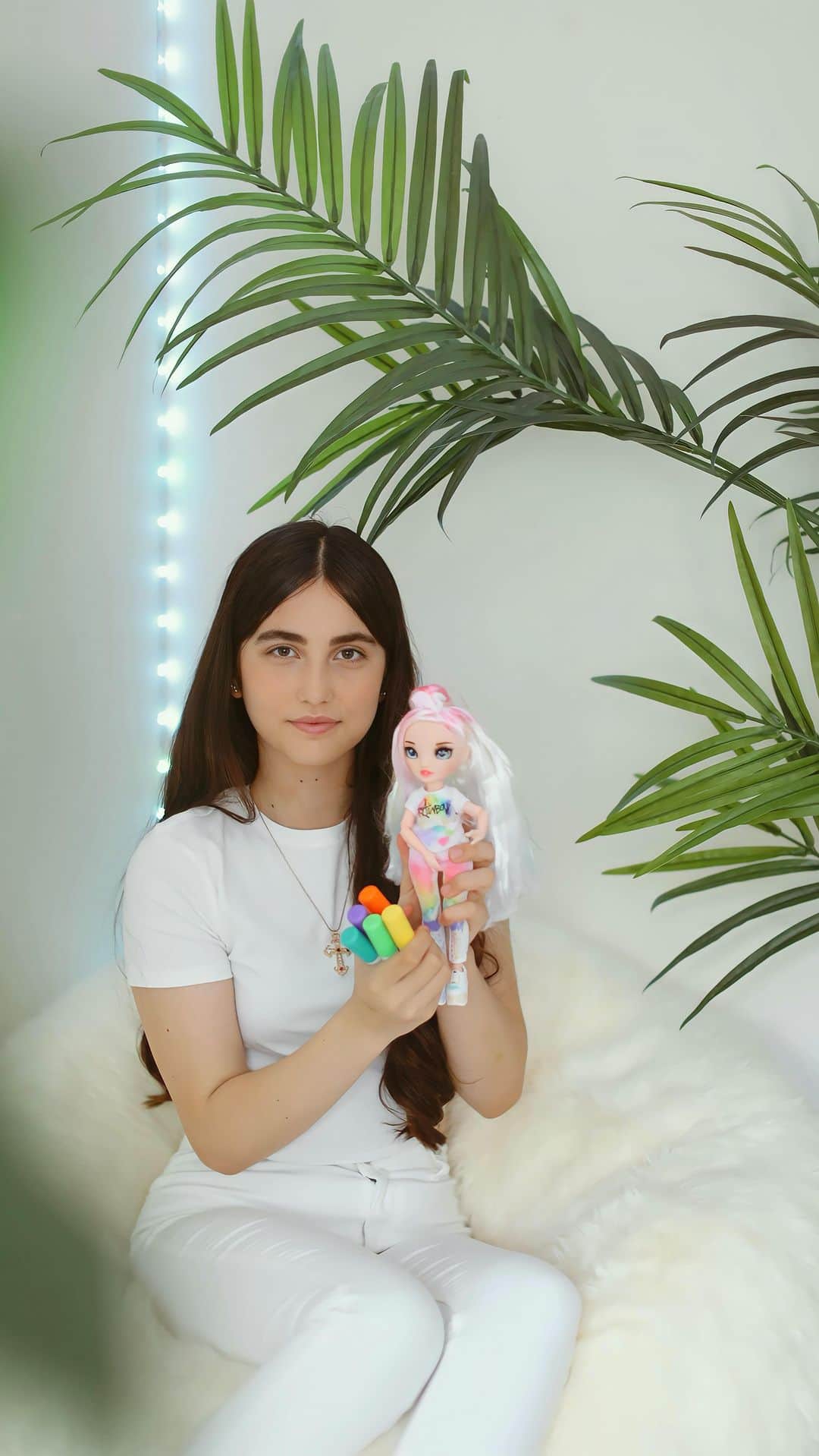 Laertaのインスタグラム：「Ad |Let’s design and colour the new Rainbow High Colour and Create Doll! 🌈   I love how creative you can be with the brand-new @officialrainbowhigh Colour and Create doll. You can colour and design your doll and then wash and repeat all over again – the fashion possibilities are endless!   Available to buy from @smythstoys 😍 @rainbowhigh.UK @officialrainbowhigh #LetYourTrueColoursShine #RainbowHigh #RainbowHighRunway #RainbowHighColour&Create」
