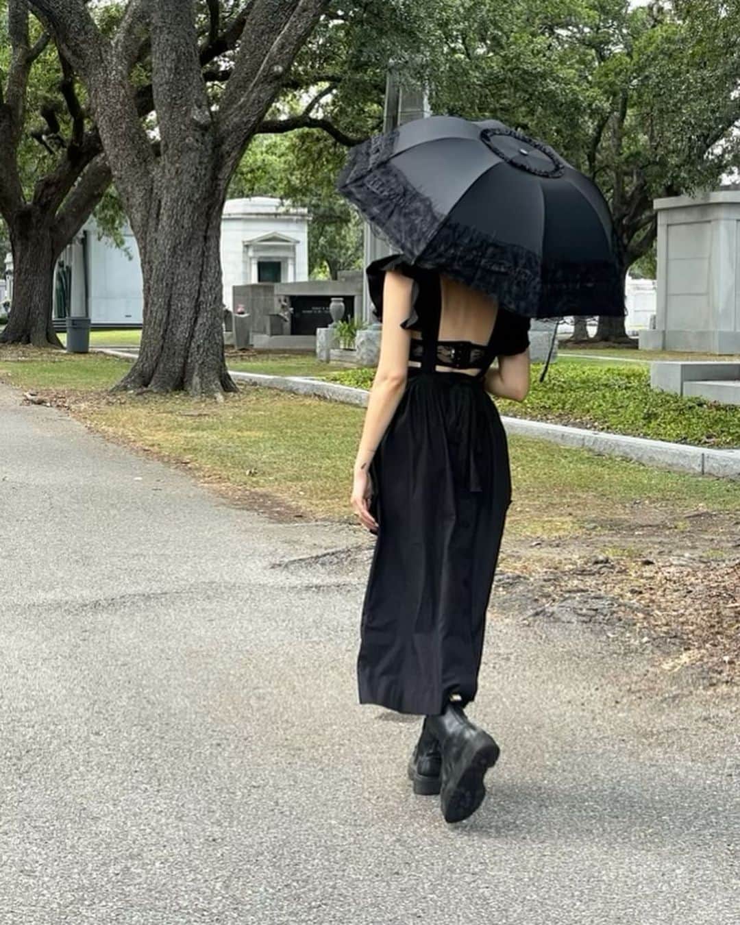 カーリー・レイ・ジェプセンさんのインスタグラム写真 - (カーリー・レイ・ジェプセンInstagram)「A spooky, delightful, glowing crescent moon. 🌙Four ladies spent five deliriously hot days in New Orleans to celebrate the girl we love the most.   @kirsti_anne for you I would throw all color away in trade for my gothic side. Wear a naked dress out in public and try to catch a flying (poorly aimed) vegan hot dog w no hands just to see you lose it! 😂  What a perfect Bachelorette and holiday. Jazz nights, cemetery tours, the best vintage and late night house shopping in the Garden District. We know where we’ll live when we are 80 now.  Also digested a whole lot of True Blood and OMG I’m scandalized.  Love you my girl! Married you already as a friend but for him I’m willing to share.   🧙‍♀️👰🏻💍」8月23日 2時39分 - carlyraejepsen