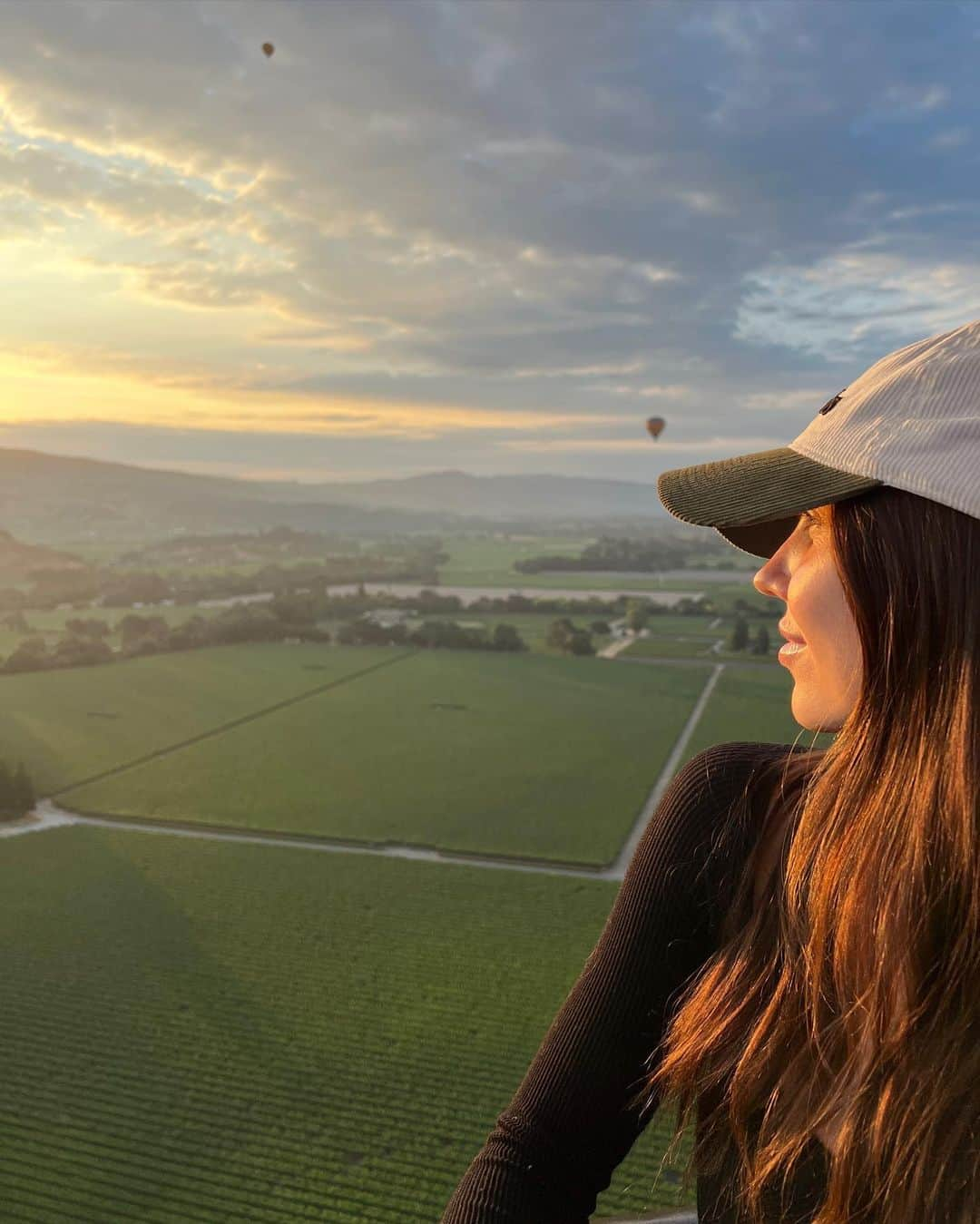 ジェナ・ジョンソンのインスタグラム：「Started my morning floating with the clouds ⛅️🥵💨🎈」