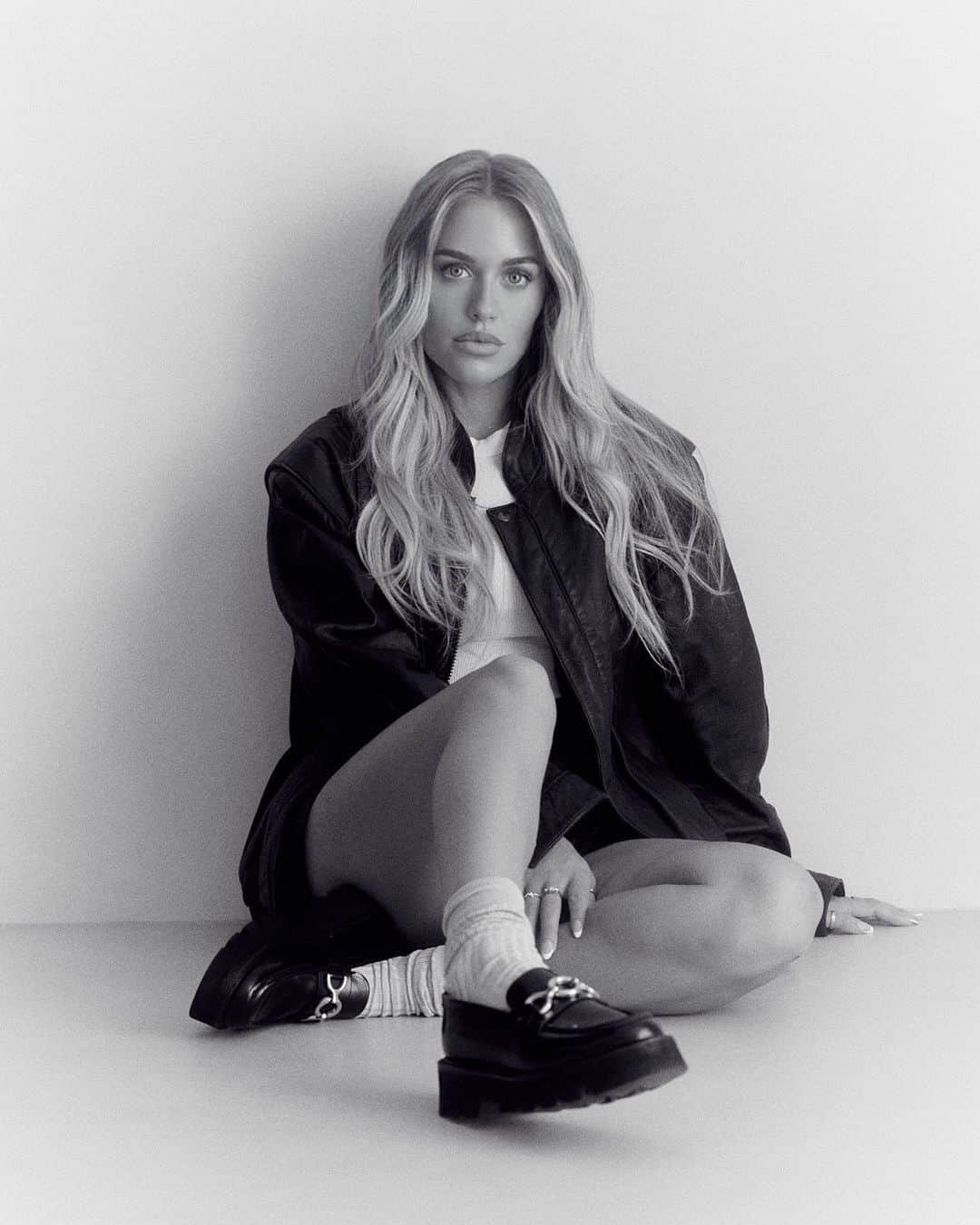 ロッティー・トムリンソンのインスタグラム：「at home with @morganshawphoto」