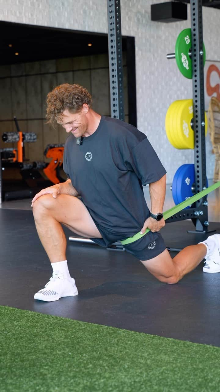 スティーブ・クックのインスタグラム：「A proper warm-up should leave you sweating and at reduce your risk of injury! leg days this my 15 min pre workout routine. We’re targeting hips- to open the joint capsule , glute activation (this isn’t as easy as you might think) and even tap into our Central Nervous System. All of this is designed to get  you right before a big leg session. @fitnessculturetraining app」