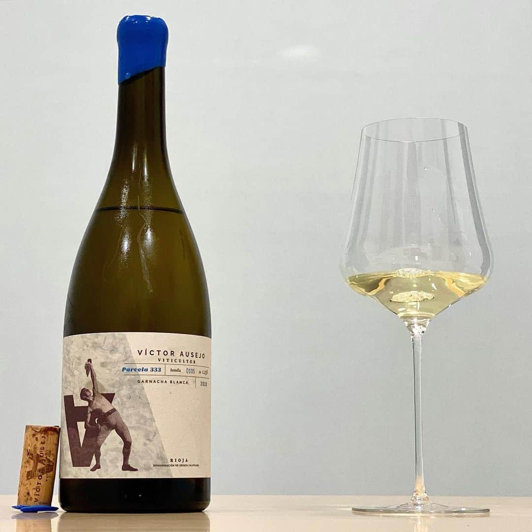 エンリケ・ソラ・クレメンテのインスタグラム：「Parcela 333 2020 de Víctor Ausejo Viticultor, DOCa Rioja. Garnacha Blanca de un viñedo ubicado en la localidad de Clavijo entre los valles de Iregua y Leza a una altitud de 546 metros dispuesta sobre una ligera pendiente de un suelo arcillo-ferroso y en menor medida calcáreo y aluvial. Fermenta en depósitos de acero inoxidable y tiene una crianza de 10 meses en inoxidable sobre lías con 'bâttonage' semanal. Fresco, elegante, untuoso y largo. Botella 0105 de 1158. Degustado en Gabriel-Glas Gold Edition. Así echaba a andar en 2016 este pequeño proyecto artesano que tiene como pilar 2 hectáreas ubicadas en el término municipal de Clavijo, a una altitud de más de 500 metros sobre el nivel del mar, entre los valles del Iregua y del Leza. Allí, en suelos arcillo-ferrosos y en menor medida calcáreos y aluviales, la Garnacha Blanca ha encontrado un hábitat ideal. Beneficiada por la orientación este-oeste de la parcela, su ligera pendiente que le proporciona buena aireación y la suficiente exposición solar y una viticultura lo más ecológica y sostenible posible, esta variedad autóctona, pero mucho menos cultivada que la Viura o la Tempranillo Blanca, da lo mejor de sí, y resulta ideal para protagonizar los vinos auténticos y personales que busca Ausejo. La consigna del mínimo intervencionismo desde un enfoque totalmente artesanal de todo el proceso de la elaboración del vino guía a este proyecto. Artesana es la vendimia que se lleva a cabo a mano en una jornada marcada por el espíritu festivo como antaño y compartida con familia y amigos, al igual que el desgranado de los racimos, el pisado de la uva de forma tradicional o tareas como el bâtonnage o el paso final de embotellar y etiquetar el vino. Todo ello se lleva a cabo, desde 2021, en la bodega-garaje que Ausejo posee en Alberite, una antigua cochera reformada y acondicionada para poder elaborar sus vinos de edición limitada en las mejores condiciones posibles.  ———————————————  #wine #winelover #winetasting #winetime #winery #docarioja #redwine #wineoclock #garnachablanca #instawine #winelife #wineporn #whitewine #parcela33 #victorausejo #winenot #winetour #sommelier #vin #🍷 #vino #vinho #wein #cheers #vineyard」