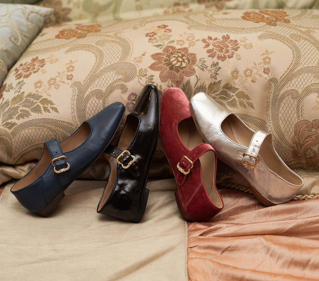 サムエデルマンのインスタグラム：「We are officially declaring this a Flat Girl Fall.  Tap to shop the Michaela Mary-Jane #samedelman」