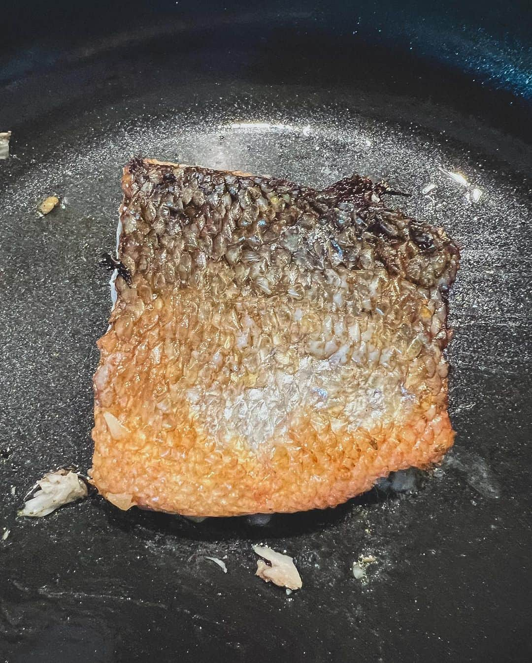 ライアン・シークレストさんのインスタグラム写真 - (ライアン・シークレストInstagram)「I love sea bass in the summer. It’s simple and a great opportunity to use quality extra virgin olive oil 🫒  Step 1 Put a little olive oil, salt, pepper, and herbs on the raw fish  Step 2 Separately cook some summer tomatoes with sage, basil, garlic, and olive oil in a pan  Step 3 Heat the pan. I use grapeseed oil when pan frying due to its high smoke point and its clean taste. Cook the fish skin side down until it’s cooked through (I like the skin golden brown and crispy) and add minced garlic.  Step 4 Add some lemon and fresh EVOO on top and enjoy!」8月23日 3時01分 - ryanseacrest